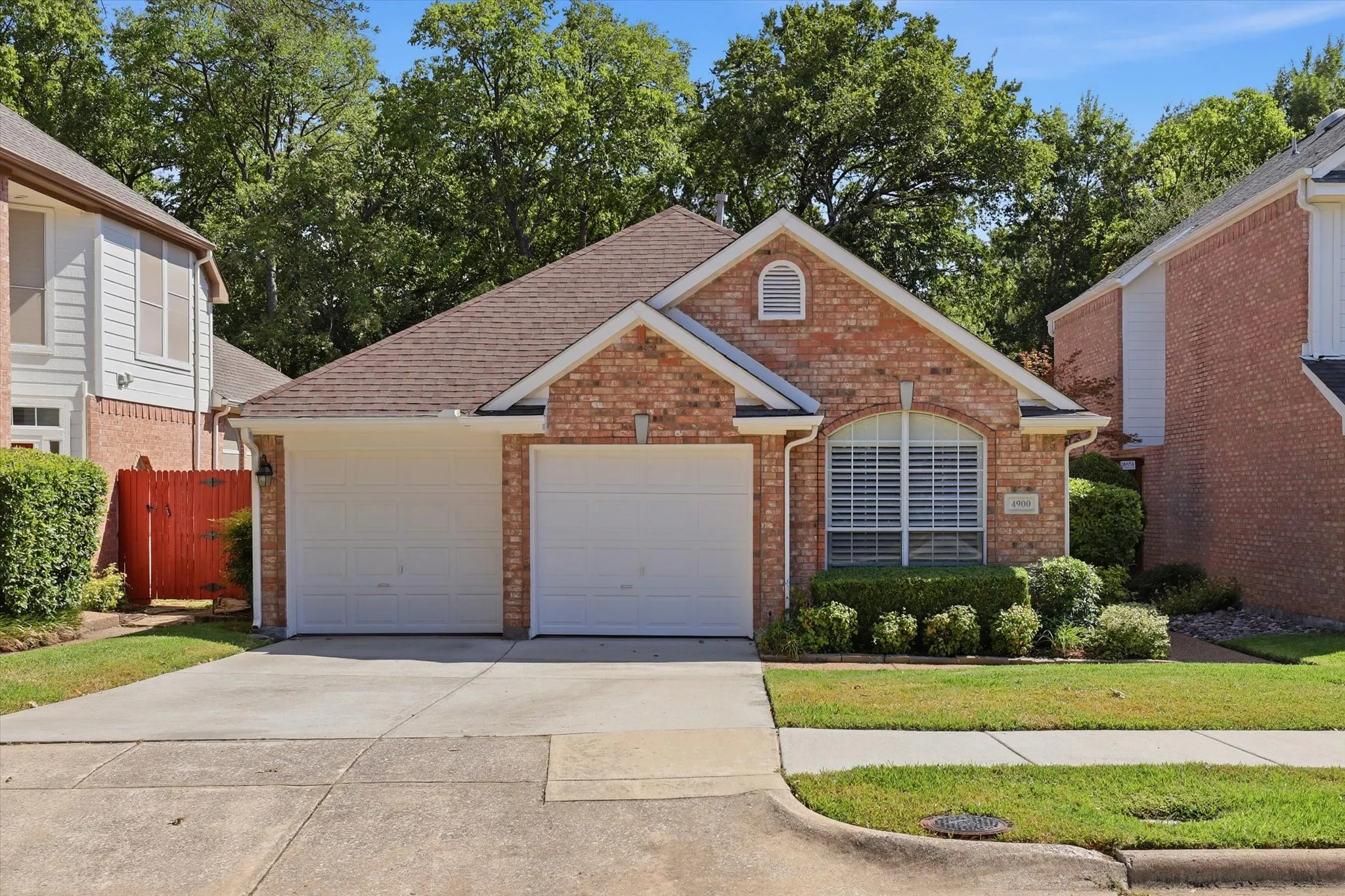 Single Family Residence For Sale in Collin County , 4900 Rockcreek Lane, Plano, Texas 75024, 2 Bedroom, 2 Bathroom, 2 Garage spaces, 1,605 Sqft, built in 1995, mls#21383650, Real Estate Agent in Plano, Homes For Sale in Collin county, Homes For Sale in Plano, Realtor in Plano Texas, Real Estate Brokerage Independent Realty Texas, Luminita Cordes Realtor
