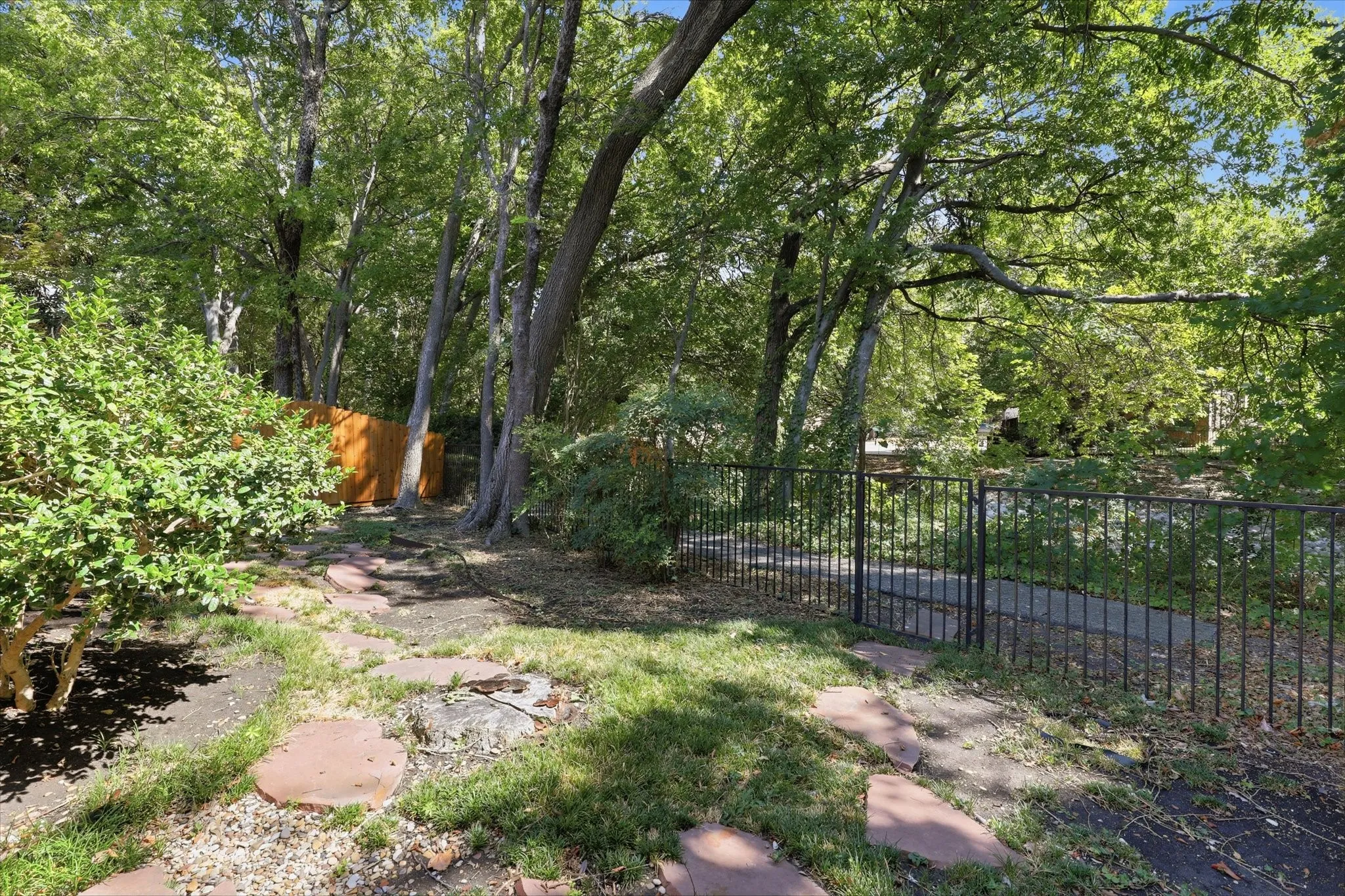 Single Family Residence For Sale in Collin County , 4900 Rockcreek Lane, Plano, Texas 75024, 2 Bedroom, 2 Bathroom, 2 Garage spaces, 1,605 Sqft, built in 1995, mls#21383650, Real Estate Agent in Plano, Homes For Sale in Collin county, Homes For Sale in Plano, Realtor in Plano Texas, Real Estate Brokerage Independent Realty Texas, Luminita Cordes Realtor
