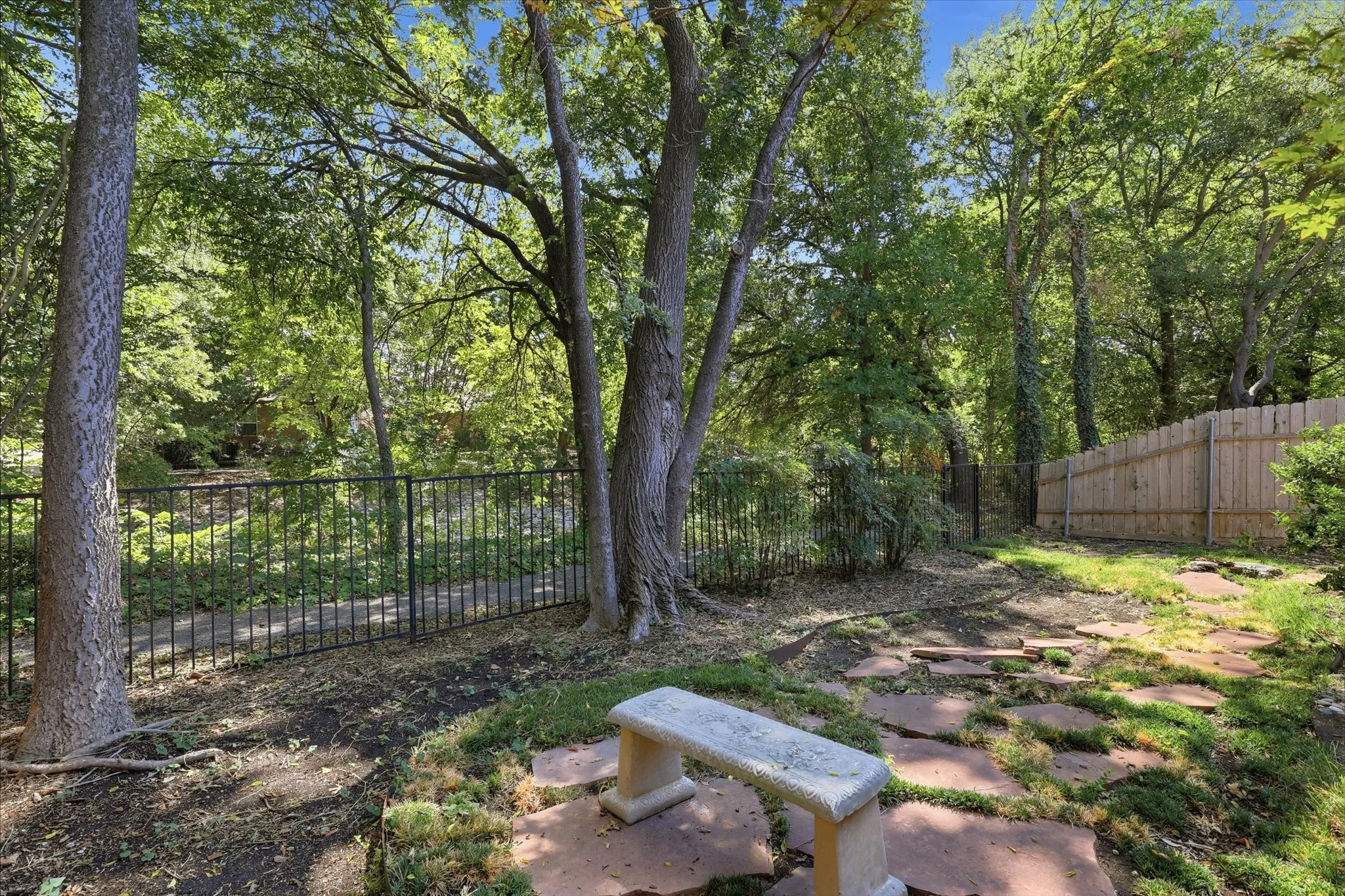 Single Family Residence For Sale in Collin County , 4900 Rockcreek Lane, Plano, Texas 75024, 2 Bedroom, 2 Bathroom, 2 Garage spaces, 1,605 Sqft, built in 1995, mls#21383650, Real Estate Agent in Plano, Homes For Sale in Collin county, Homes For Sale in Plano, Realtor in Plano Texas, Real Estate Brokerage Independent Realty Texas, Luminita Cordes Realtor