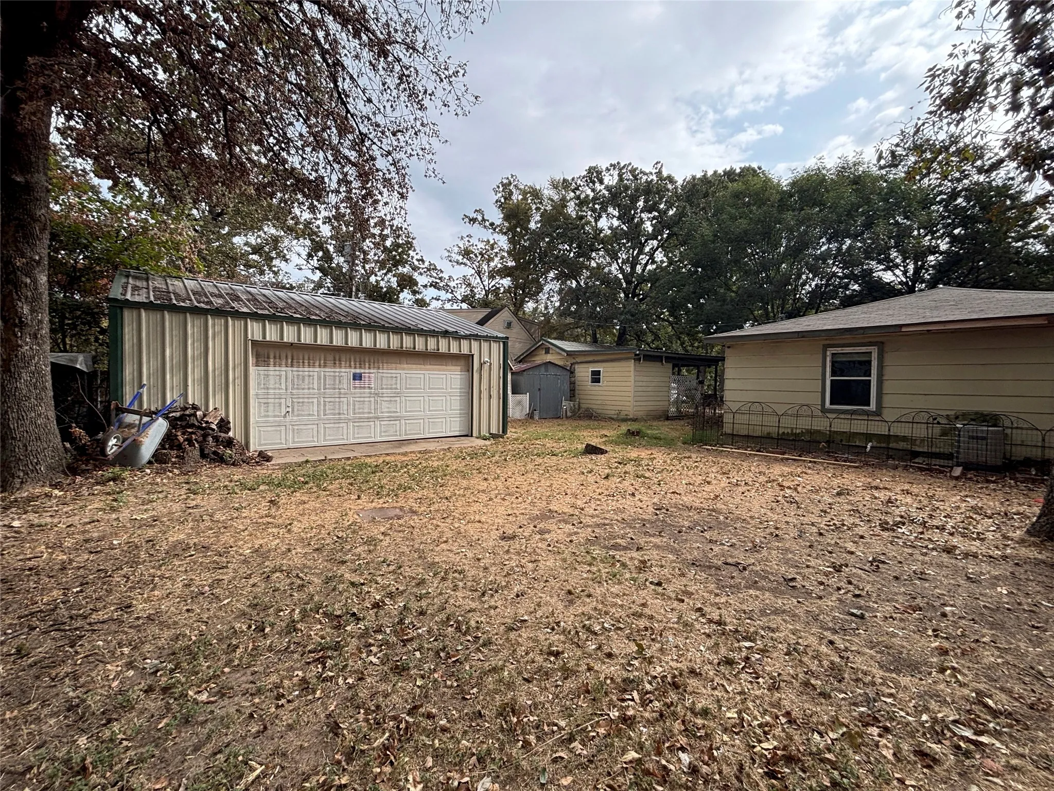 Garage in addition to x 2 carports