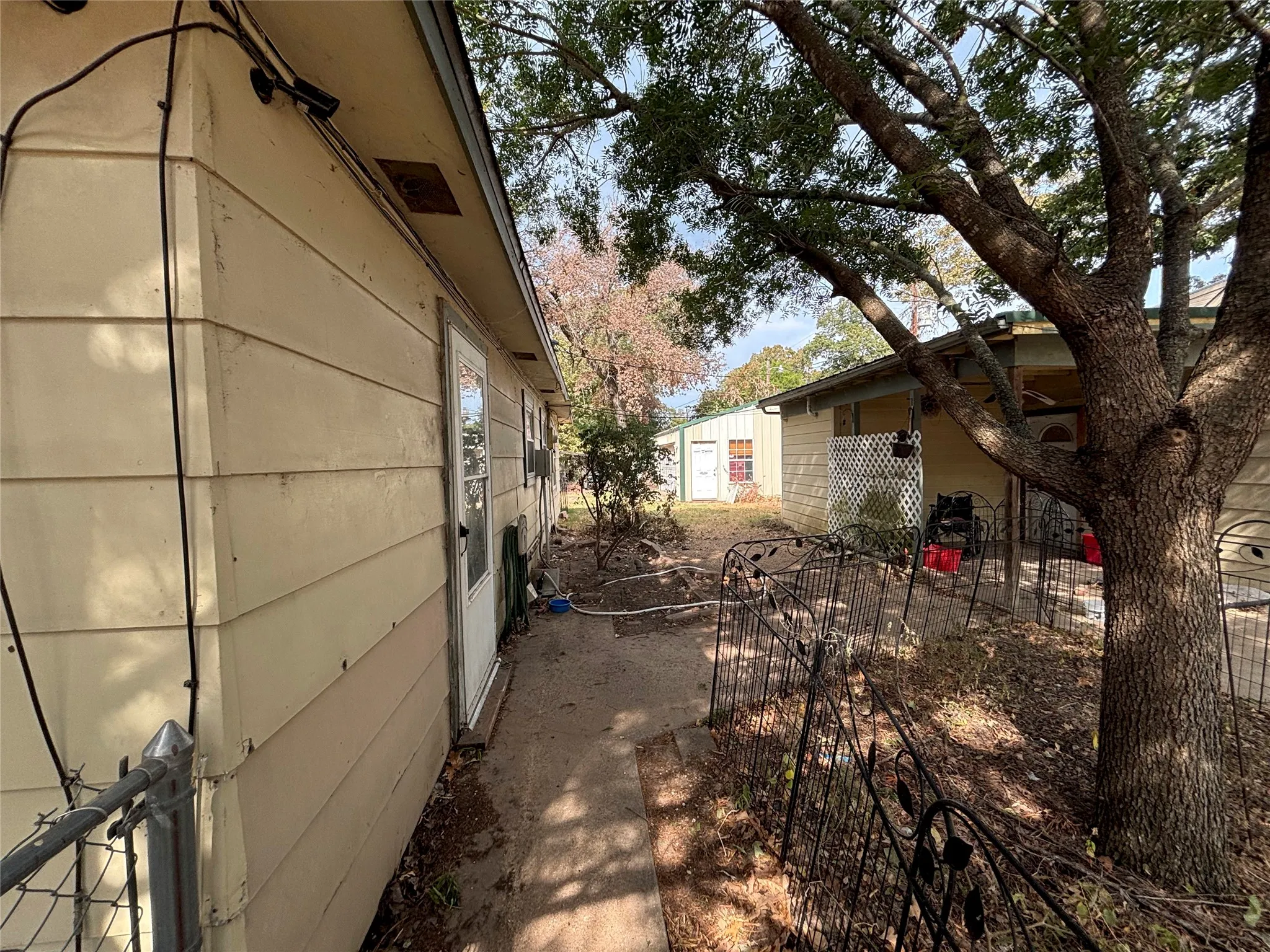Single Family Residence For Sale in Henderson County , 913 Woodland Trail, Tool, Texas 75143, 2 Bedroom, 1 Bathroom, 2 Garage spaces, 960 Sqft, built in 1978, mls#21382520, Real Estate Agent in Tool, Homes For Sale in Henderson county, Homes For Sale in Tool, Realtor in Tool Texas, Real Estate Brokerage Independent Realty Texas, Luminita Cordes Realtor