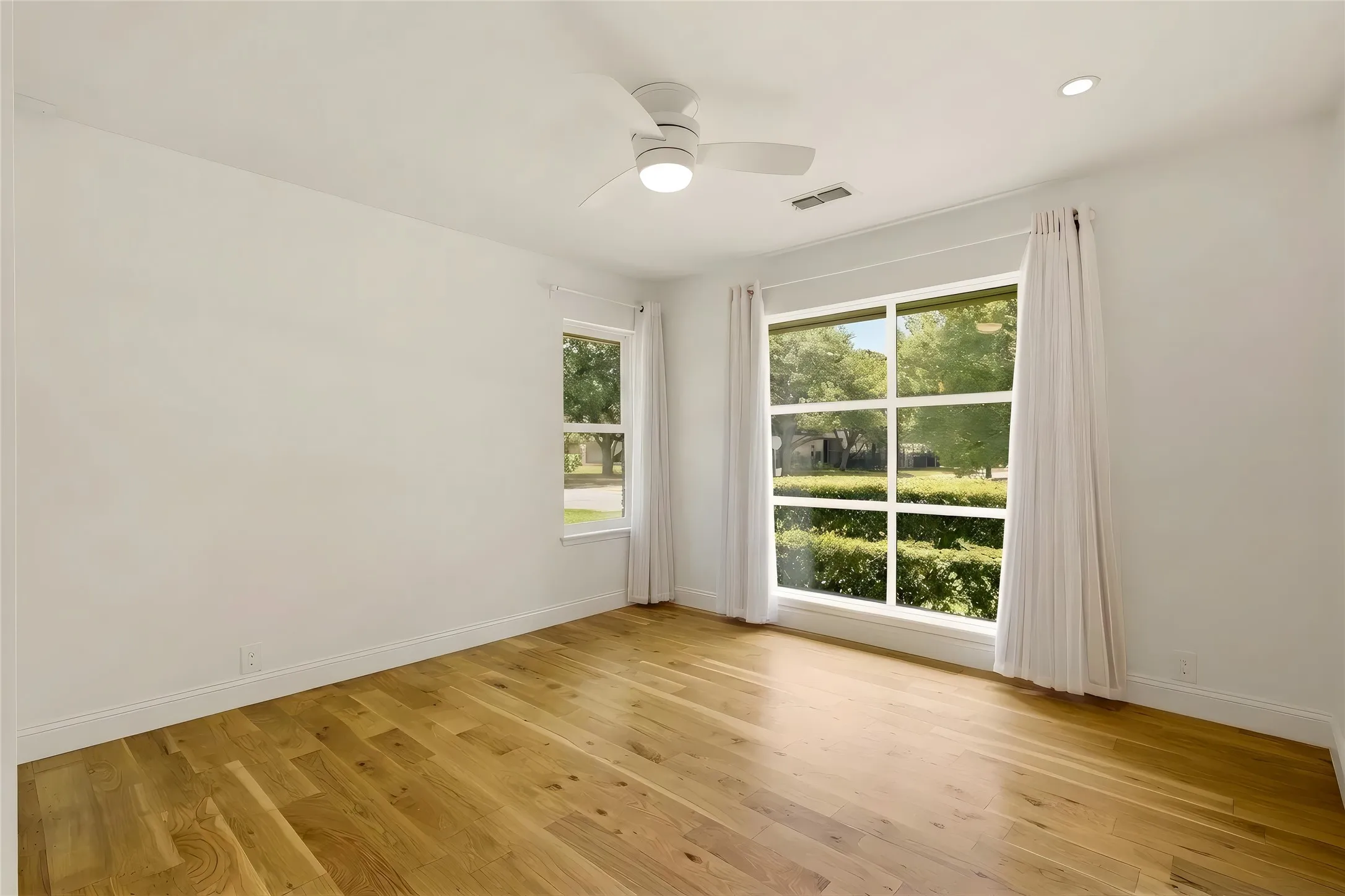 Single Family Residence For Sale in Dallas County , 5857 Charlestown Drive, Dallas, Texas 75230, 5 Bedroom, 3 Bathroom, 3 Garage spaces, 2,862 Sqft, built in 1956, mls#21382709, Real Estate Agent in Dallas, Homes For Sale in Dallas county, Homes For Sale in Dallas, Realtor in Dallas Texas, Real Estate Brokerage Independent Realty Texas, Luminita Cordes Realtor
