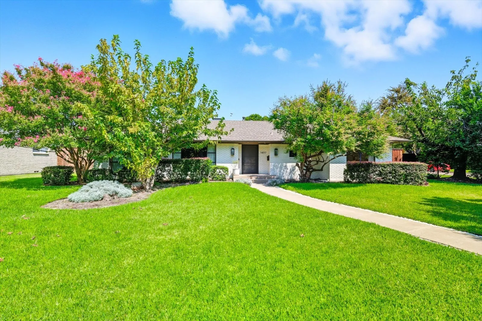 Single Family Residence For Sale in Dallas County , 5857 Charlestown Drive, Dallas, Texas 75230, 5 Bedroom, 3 Bathroom, 3 Garage spaces, 2,862 Sqft, built in 1956, mls#21382709, Real Estate Agent in Dallas, Homes For Sale in Dallas county, Homes For Sale in Dallas, Realtor in Dallas Texas, Real Estate Brokerage Independent Realty Texas, Luminita Cordes Realtor