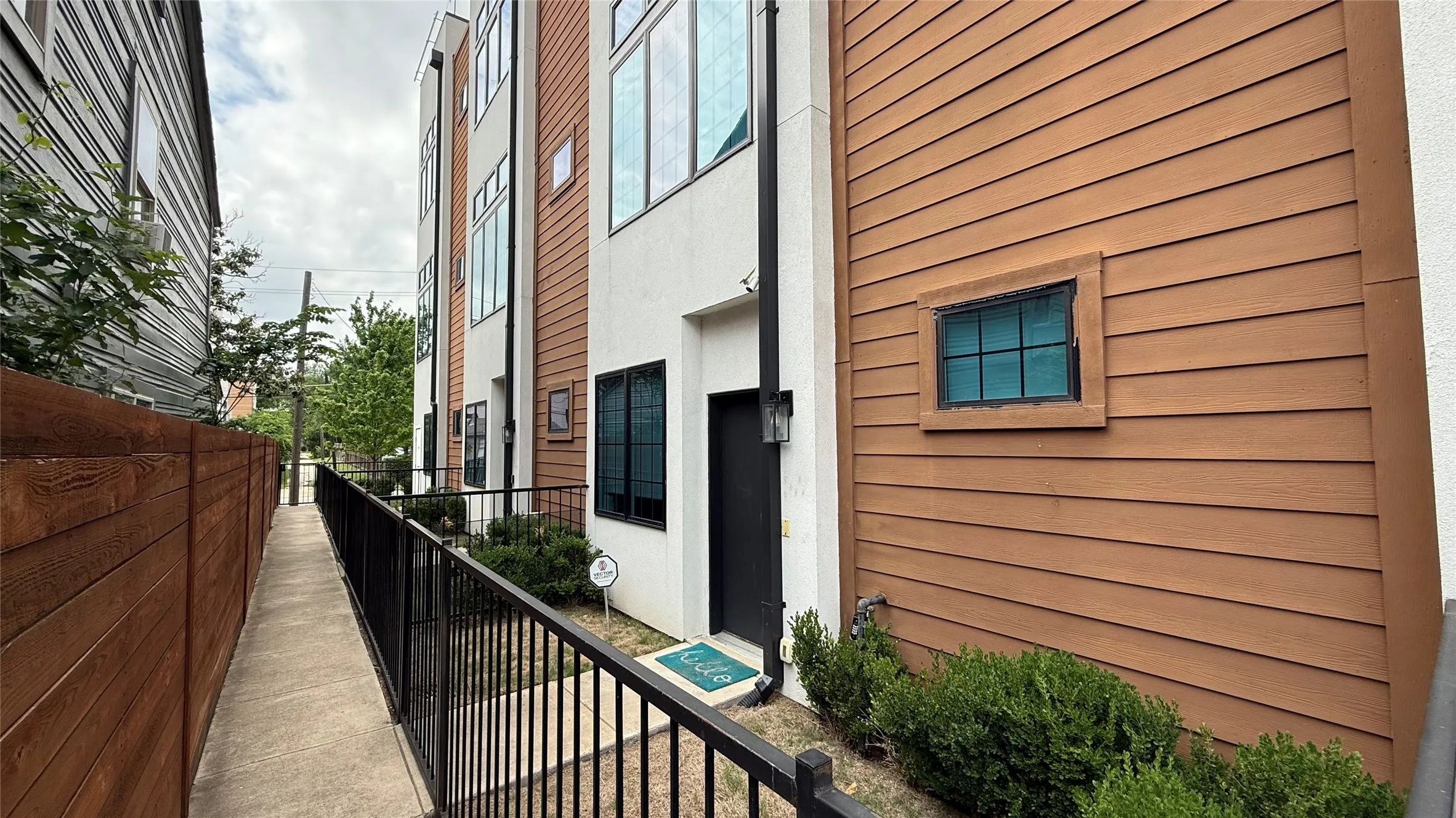 Condominium For Rent in Dallas County , 1910 Caddo Street B103, Dallas, Texas 75204, 2 Bedroom, 3 Bathroom, 2 Garage spaces, 1,500 Sqft, built in 2019, mls#21383837, Real Estate Agent in Dallas, Homes For Rent in Dallas county, Homes For Rent in Dallas, Realtor in Dallas Texas, Real Estate Brokerage Independent Realty Texas, Luminita Cordes Realtor