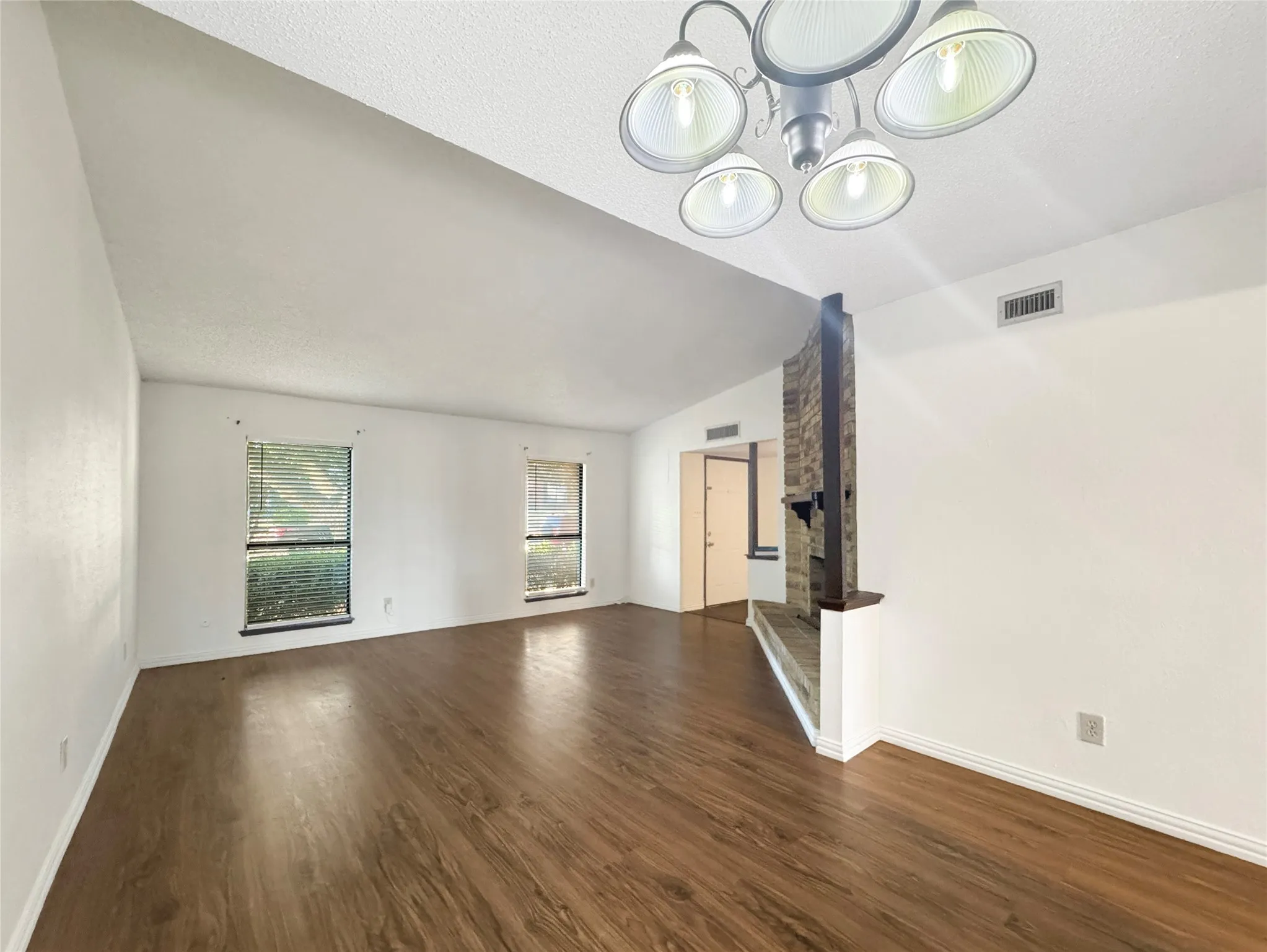 Single Family Residence For Sale in Dallas County , 705 Priscilla, De Soto, Texas 75115, 3 Bedroom, 2 Bathroom, 1 Garage spaces, 1,707 Sqft, built in 1979, mls#21383840, Real Estate Agent in De Soto, Homes For Sale in Dallas county, Homes For Sale in De Soto, Realtor in De Soto Texas, Real Estate Brokerage Independent Realty Texas, Luminita Cordes Realtor
