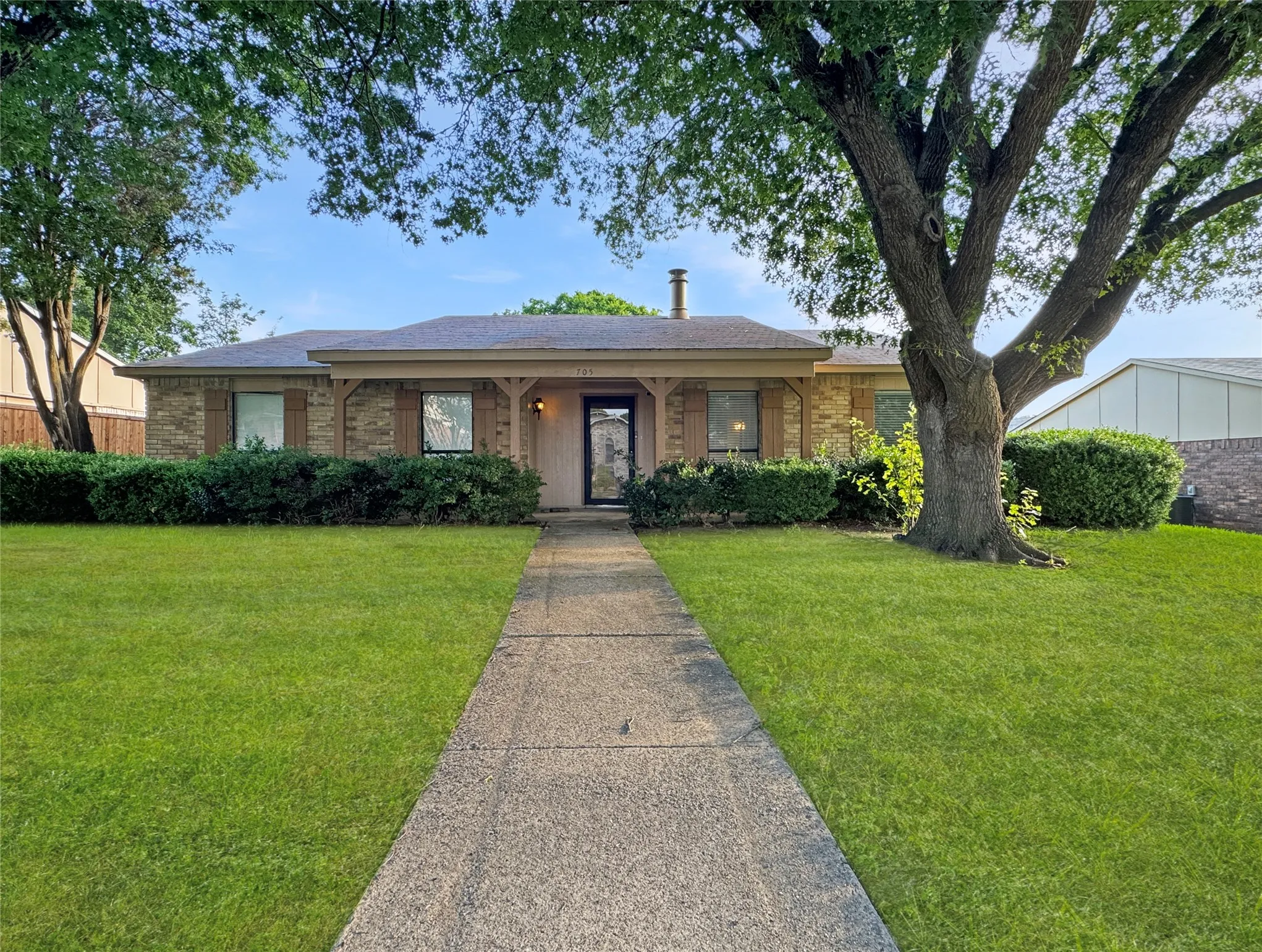 Single Family Residence For Sale in Dallas County , 705 Priscilla, De Soto, Texas 75115, 3 Bedroom, 2 Bathroom, 1 Garage spaces, 1,707 Sqft, built in 1979, mls#21383840, Real Estate Agent in De Soto, Homes For Sale in Dallas county, Homes For Sale in De Soto, Realtor in De Soto Texas, Real Estate Brokerage Independent Realty Texas, Luminita Cordes Realtor
