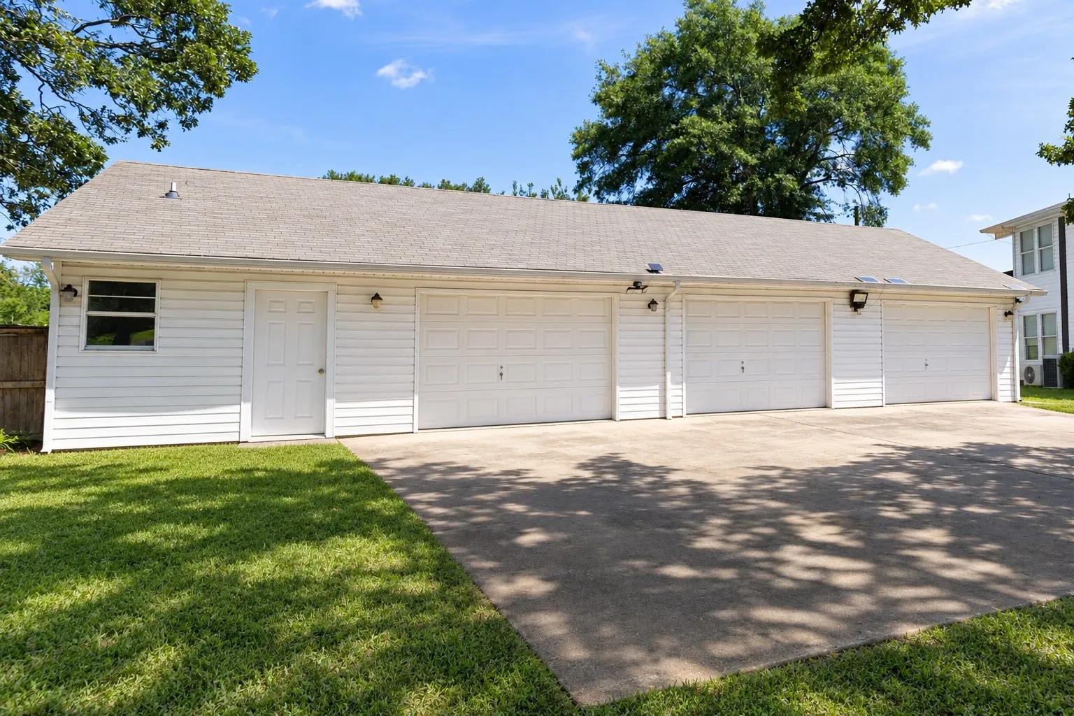 Single Family Residence For Sale in Hunt County , 958 State Highway 24, Campbell, Texas 75422, 3 Bedroom, 3 Bathroom, 4 Garage spaces, 2,508 Sqft, built in 1987, mls#21383289, Real Estate Agent in Campbell, Homes For Sale in Hunt county, Homes For Sale in Campbell, Realtor in Campbell Texas, Real Estate Brokerage Independent Realty Texas, Luminita Cordes Realtor