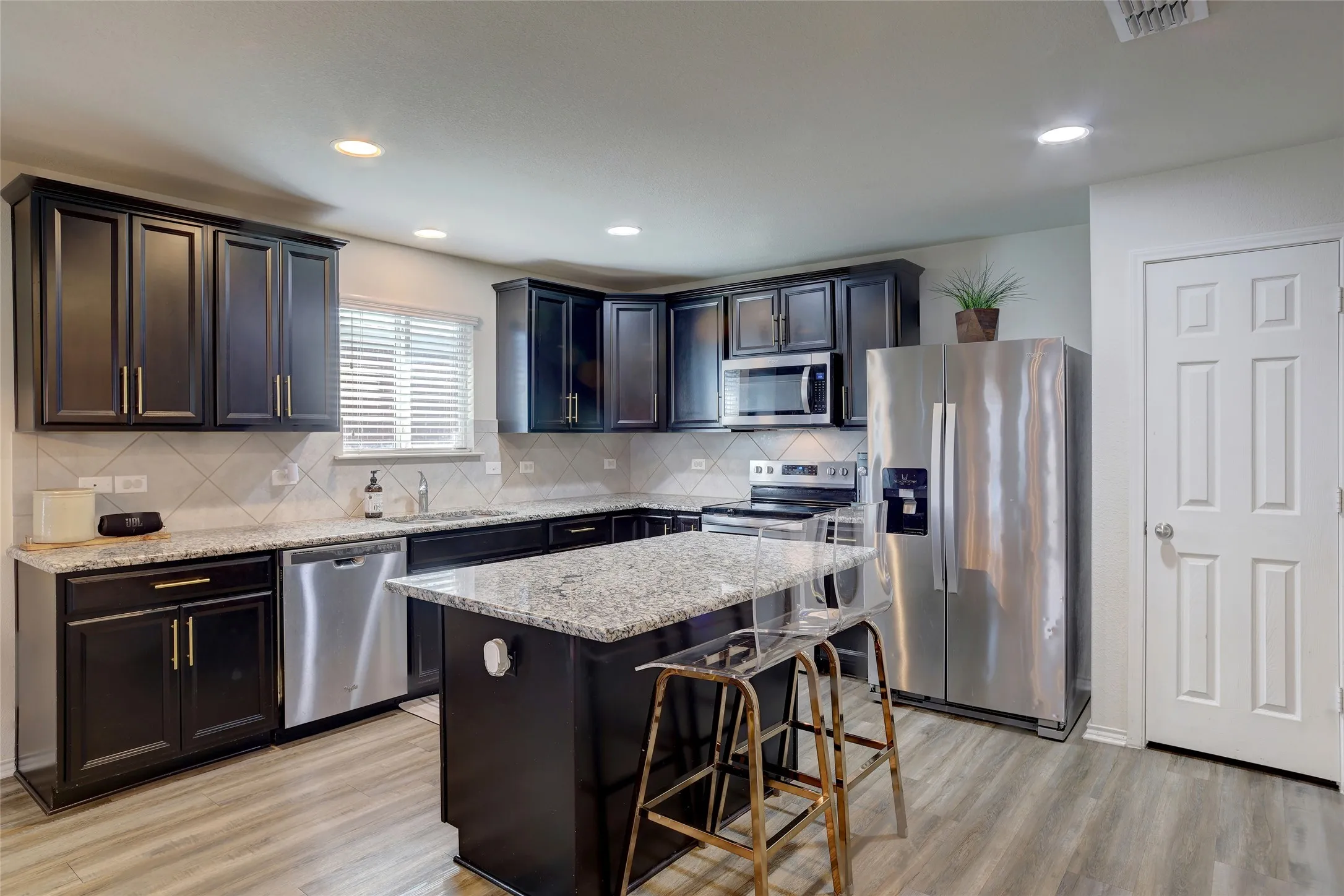 Single Family Residence For Sale in Denton County , 1601 Waggoner Drive, Aubrey, Texas 76227, 3 Bedroom, 2 Bathroom, 2 Garage spaces, 1,932 Sqft, built in 2018, mls#21381633, Real Estate Agent in Aubrey, Homes For Sale in Denton county, Homes For Sale in Aubrey, Realtor in Aubrey Texas, Real Estate Brokerage Independent Realty Texas, Luminita Cordes Realtor