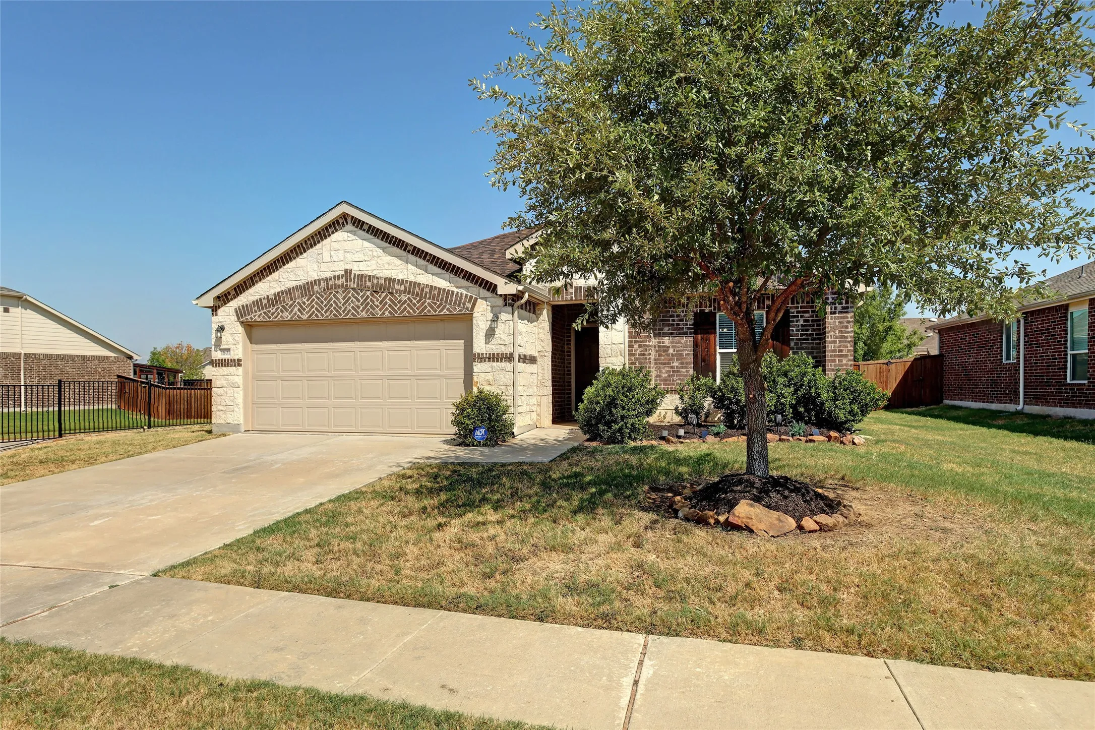 Single Family Residence For Sale in Denton County , 1601 Waggoner Drive, Aubrey, Texas 76227, 3 Bedroom, 2 Bathroom, 2 Garage spaces, 1,932 Sqft, built in 2018, mls#21381633, Real Estate Agent in Aubrey, Homes For Sale in Denton county, Homes For Sale in Aubrey, Realtor in Aubrey Texas, Real Estate Brokerage Independent Realty Texas, Luminita Cordes Realtor