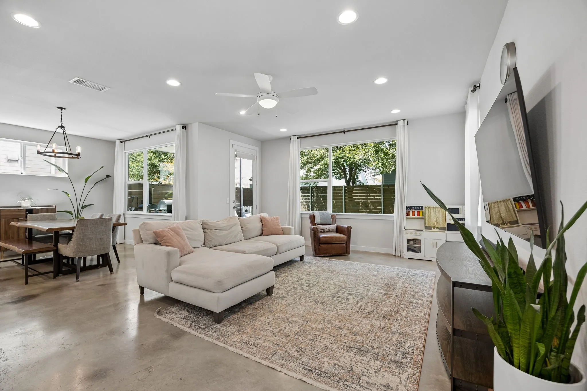 Single Family Residence For Sale in Dallas County , 6527 Arborist Lane, Dallas, Texas 75214, 3 Bedroom, 3 Bathroom, 2 Garage spaces, 2,191 Sqft, built in 2015, mls#21383378, Real Estate Agent in Dallas, Homes For Sale in Dallas county, Homes For Sale in Dallas, Realtor in Dallas Texas, Real Estate Brokerage Independent Realty Texas, Luminita Cordes Realtor