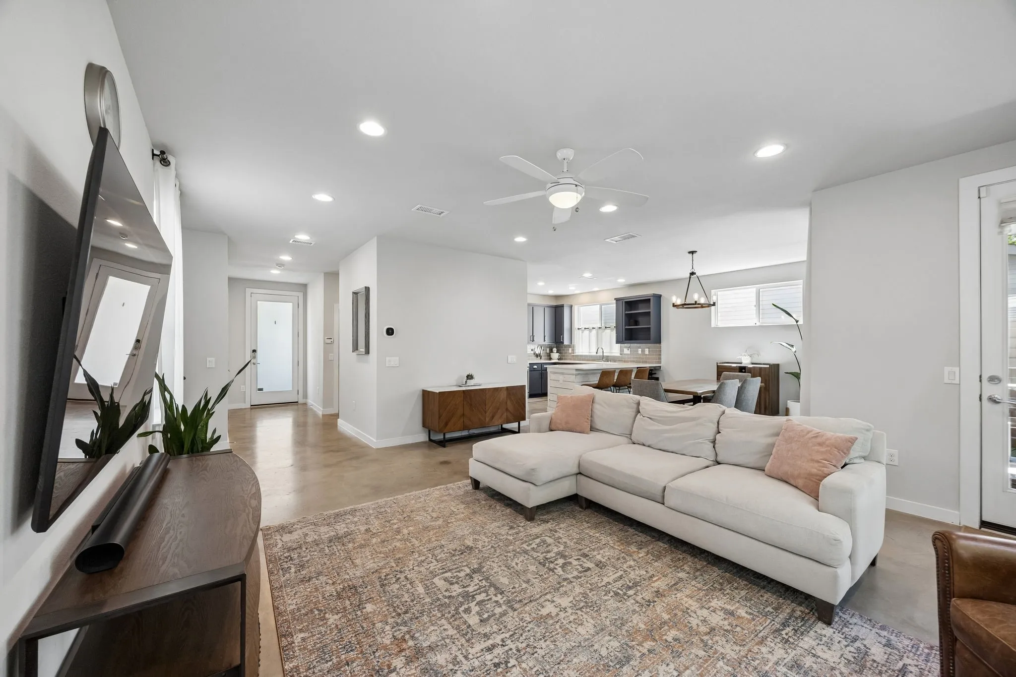 Single Family Residence For Sale in Dallas County , 6527 Arborist Lane, Dallas, Texas 75214, 3 Bedroom, 3 Bathroom, 2 Garage spaces, 2,191 Sqft, built in 2015, mls#21383378, Real Estate Agent in Dallas, Homes For Sale in Dallas county, Homes For Sale in Dallas, Realtor in Dallas Texas, Real Estate Brokerage Independent Realty Texas, Luminita Cordes Realtor