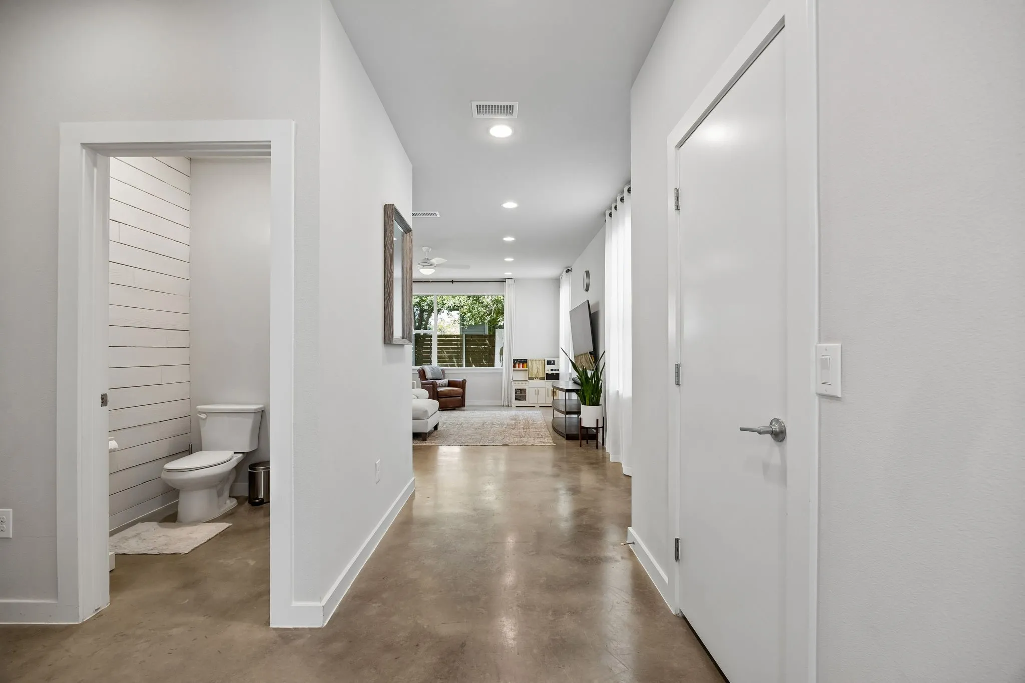 Single Family Residence For Sale in Dallas County , 6527 Arborist Lane, Dallas, Texas 75214, 3 Bedroom, 3 Bathroom, 2 Garage spaces, 2,191 Sqft, built in 2015, mls#21383378, Real Estate Agent in Dallas, Homes For Sale in Dallas county, Homes For Sale in Dallas, Realtor in Dallas Texas, Real Estate Brokerage Independent Realty Texas, Luminita Cordes Realtor