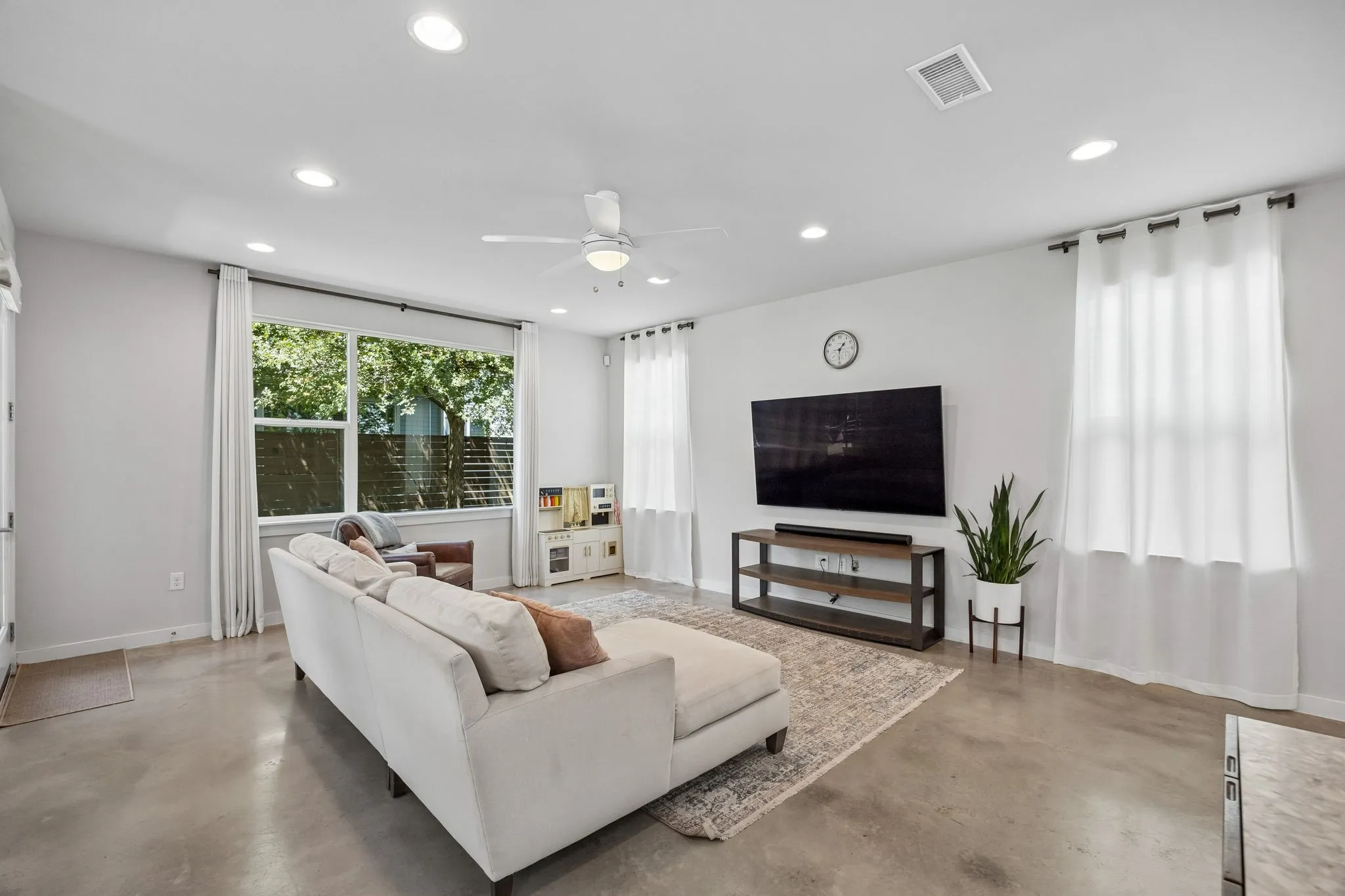 Single Family Residence For Sale in Dallas County , 6527 Arborist Lane, Dallas, Texas 75214, 3 Bedroom, 3 Bathroom, 2 Garage spaces, 2,191 Sqft, built in 2015, mls#21383378, Real Estate Agent in Dallas, Homes For Sale in Dallas county, Homes For Sale in Dallas, Realtor in Dallas Texas, Real Estate Brokerage Independent Realty Texas, Luminita Cordes Realtor