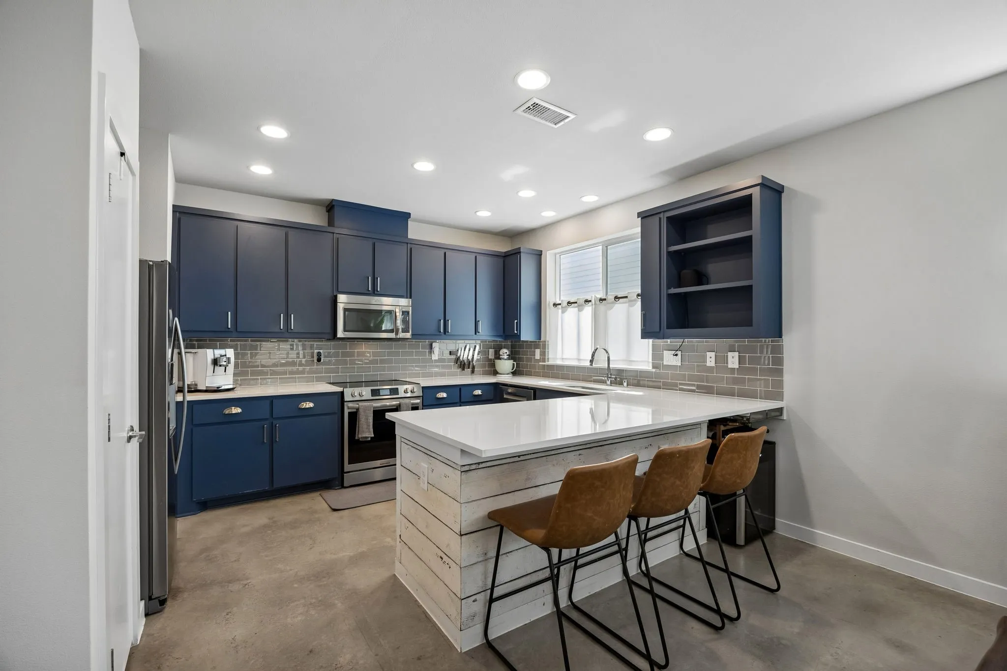 Single Family Residence For Sale in Dallas County , 6527 Arborist Lane, Dallas, Texas 75214, 3 Bedroom, 3 Bathroom, 2 Garage spaces, 2,191 Sqft, built in 2015, mls#21383378, Real Estate Agent in Dallas, Homes For Sale in Dallas county, Homes For Sale in Dallas, Realtor in Dallas Texas, Real Estate Brokerage Independent Realty Texas, Luminita Cordes Realtor
