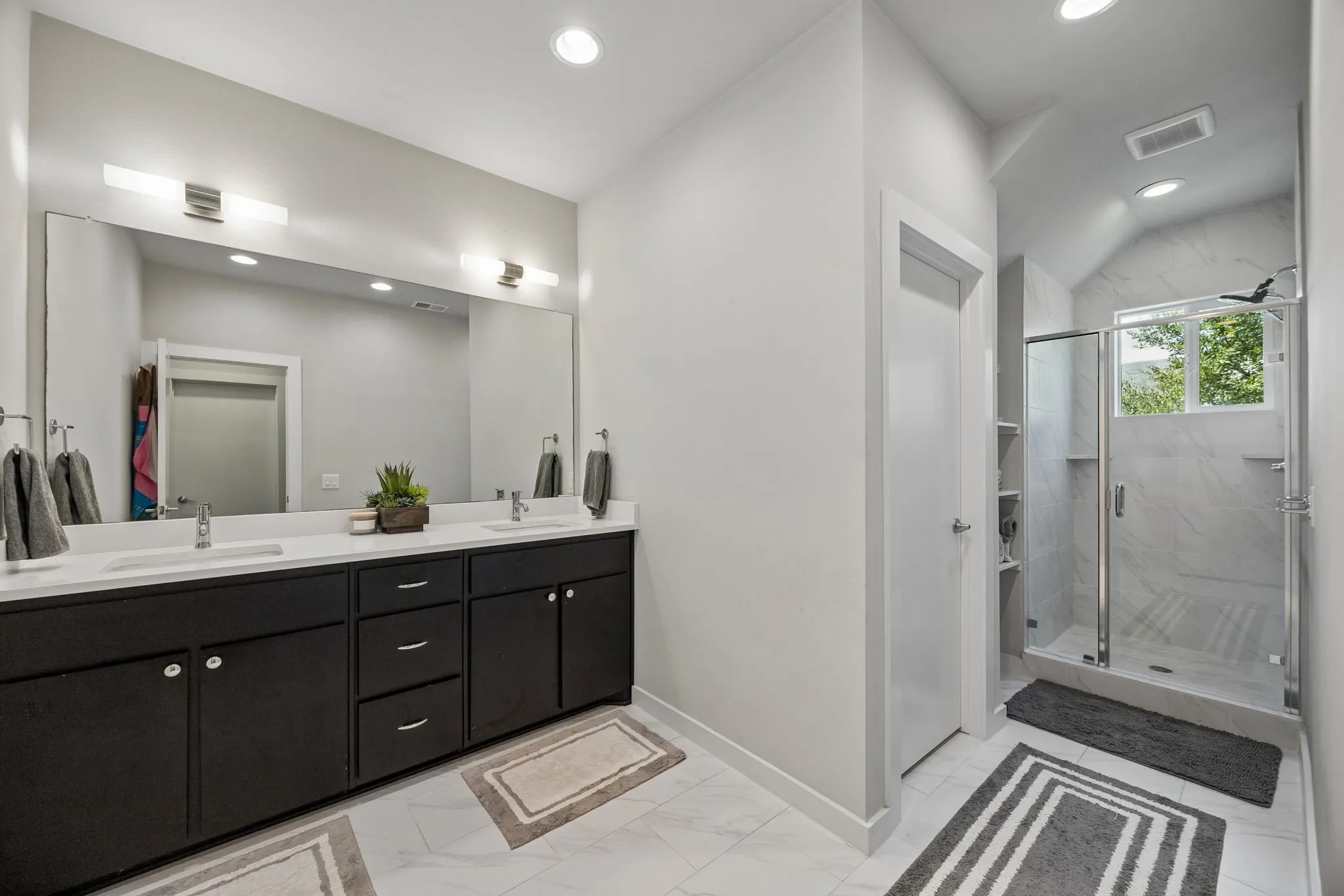 Single Family Residence For Sale in Dallas County , 6527 Arborist Lane, Dallas, Texas 75214, 3 Bedroom, 3 Bathroom, 2 Garage spaces, 2,191 Sqft, built in 2015, mls#21383378, Real Estate Agent in Dallas, Homes For Sale in Dallas county, Homes For Sale in Dallas, Realtor in Dallas Texas, Real Estate Brokerage Independent Realty Texas, Luminita Cordes Realtor