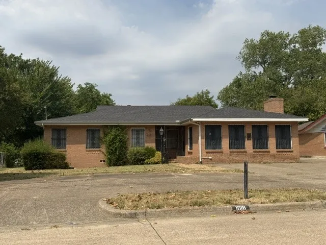 Single Family Residence For Sale in Tarrant County , 1016 Usher Street, Benbrook, Texas 76126, 3 Bedroom, 2 Bathroom, Garage spaces, 1,882 Sqft, built in 1955, mls#21383838, Real Estate Agent in Benbrook, Homes For Sale in Tarrant county, Homes For Sale in Benbrook, Realtor in Benbrook Texas, Real Estate Brokerage Independent Realty Texas, Luminita Cordes Realtor