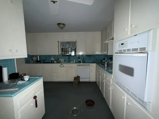 Single Family Residence For Sale in Tarrant County , 1016 Usher Street, Benbrook, Texas 76126, 3 Bedroom, 2 Bathroom, Garage spaces, 1,882 Sqft, built in 1955, mls#21383838, Real Estate Agent in Benbrook, Homes For Sale in Tarrant county, Homes For Sale in Benbrook, Realtor in Benbrook Texas, Real Estate Brokerage Independent Realty Texas, Luminita Cordes Realtor