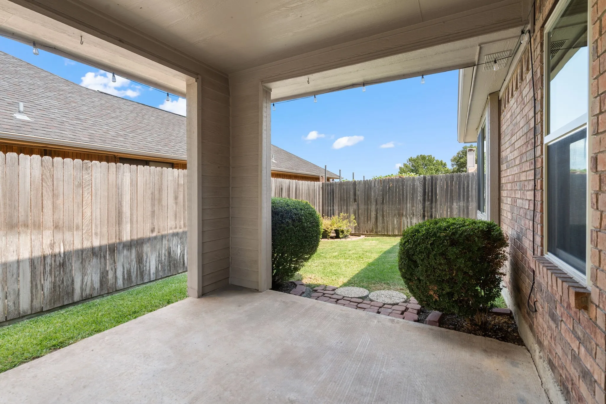 Single Family Residence For Sale in Dallas County , 2420 Oakcrest Drive, Garland, Texas 75044, 3 Bedroom, 2 Bathroom, 2 Garage spaces, 1,574 Sqft, built in 1987, mls#21371259, Real Estate Agent in Garland, Homes For Sale in Dallas county, Homes For Sale in Garland, Realtor in Garland Texas, Real Estate Brokerage Independent Realty Texas, Luminita Cordes Realtor