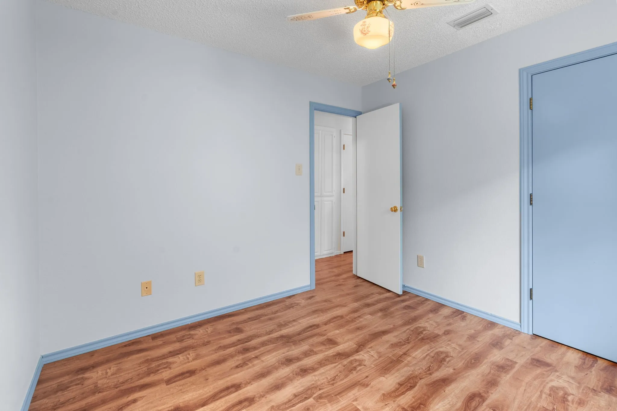 Single Family Residence For Sale in Dallas County , 2420 Oakcrest Drive, Garland, Texas 75044, 3 Bedroom, 2 Bathroom, 2 Garage spaces, 1,574 Sqft, built in 1987, mls#21371259, Real Estate Agent in Garland, Homes For Sale in Dallas county, Homes For Sale in Garland, Realtor in Garland Texas, Real Estate Brokerage Independent Realty Texas, Luminita Cordes Realtor