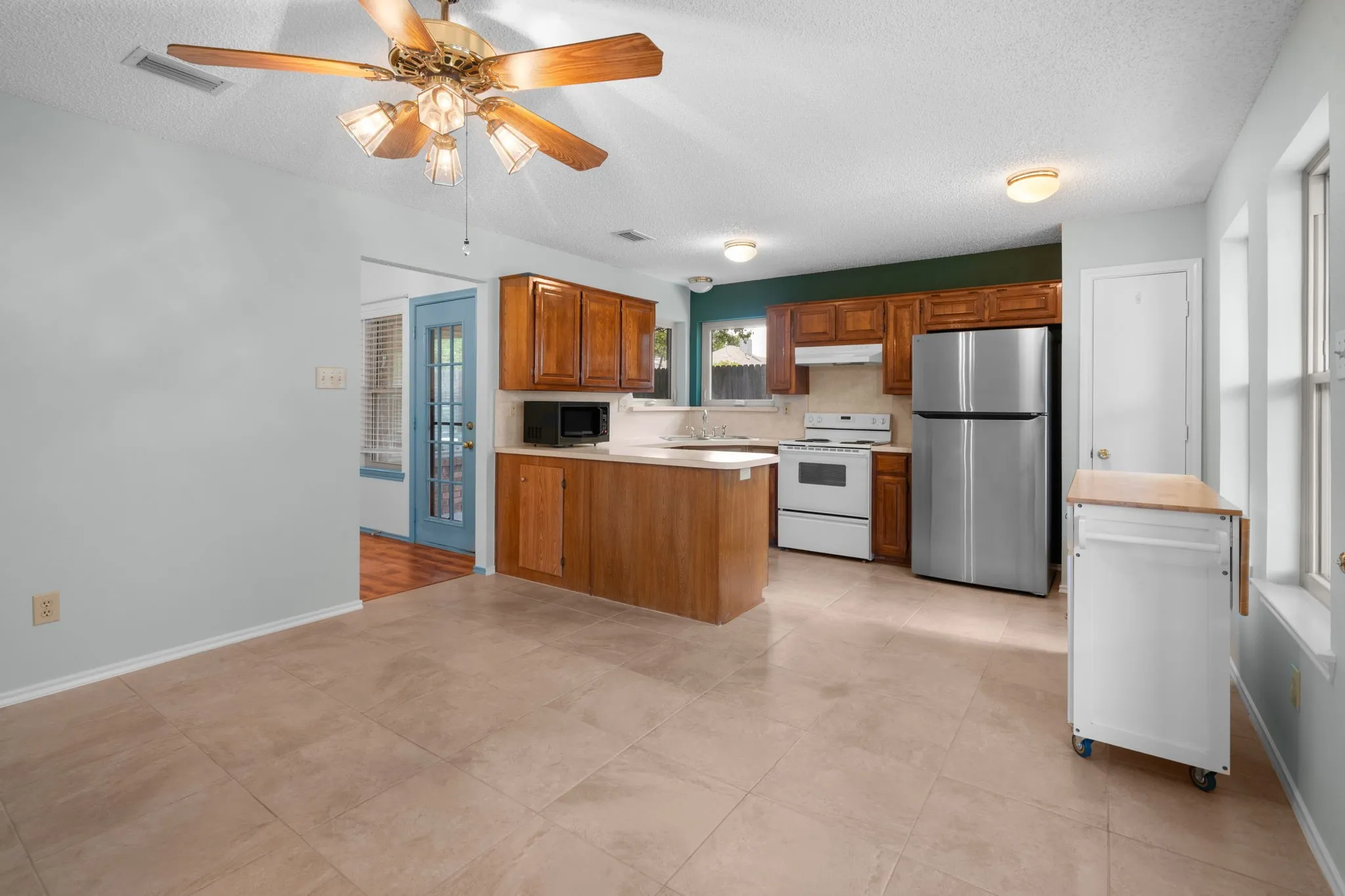 Single Family Residence For Sale in Dallas County , 2420 Oakcrest Drive, Garland, Texas 75044, 3 Bedroom, 2 Bathroom, 2 Garage spaces, 1,574 Sqft, built in 1987, mls#21371259, Real Estate Agent in Garland, Homes For Sale in Dallas county, Homes For Sale in Garland, Realtor in Garland Texas, Real Estate Brokerage Independent Realty Texas, Luminita Cordes Realtor
