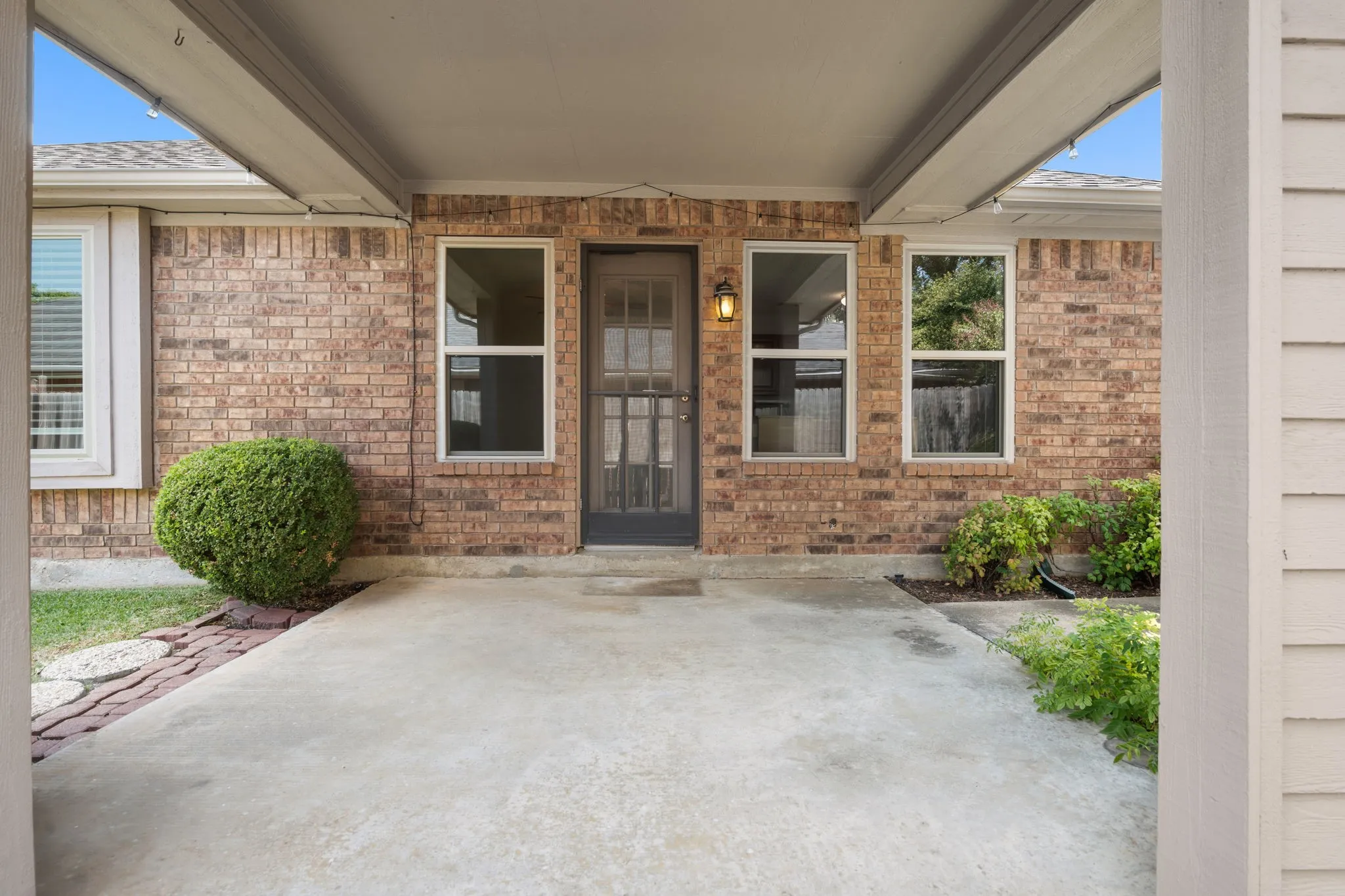 Single Family Residence For Sale in Dallas County , 2420 Oakcrest Drive, Garland, Texas 75044, 3 Bedroom, 2 Bathroom, 2 Garage spaces, 1,574 Sqft, built in 1987, mls#21371259, Real Estate Agent in Garland, Homes For Sale in Dallas county, Homes For Sale in Garland, Realtor in Garland Texas, Real Estate Brokerage Independent Realty Texas, Luminita Cordes Realtor