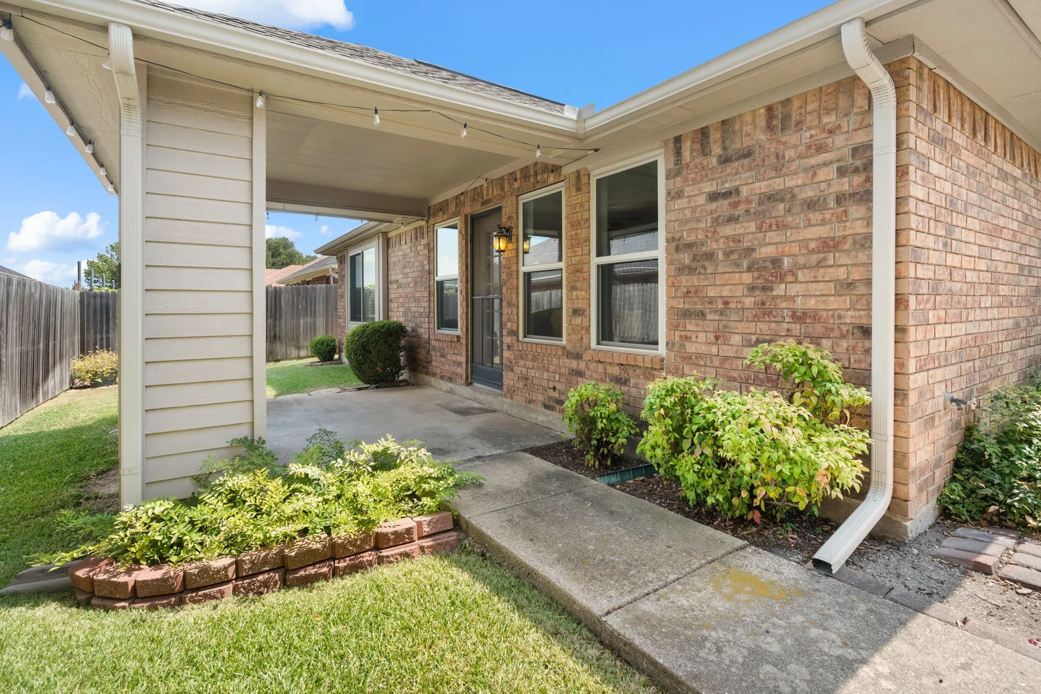 Single Family Residence For Sale in Dallas County , 2420 Oakcrest Drive, Garland, Texas 75044, 3 Bedroom, 2 Bathroom, 2 Garage spaces, 1,574 Sqft, built in 1987, mls#21371259, Real Estate Agent in Garland, Homes For Sale in Dallas county, Homes For Sale in Garland, Realtor in Garland Texas, Real Estate Brokerage Independent Realty Texas, Luminita Cordes Realtor