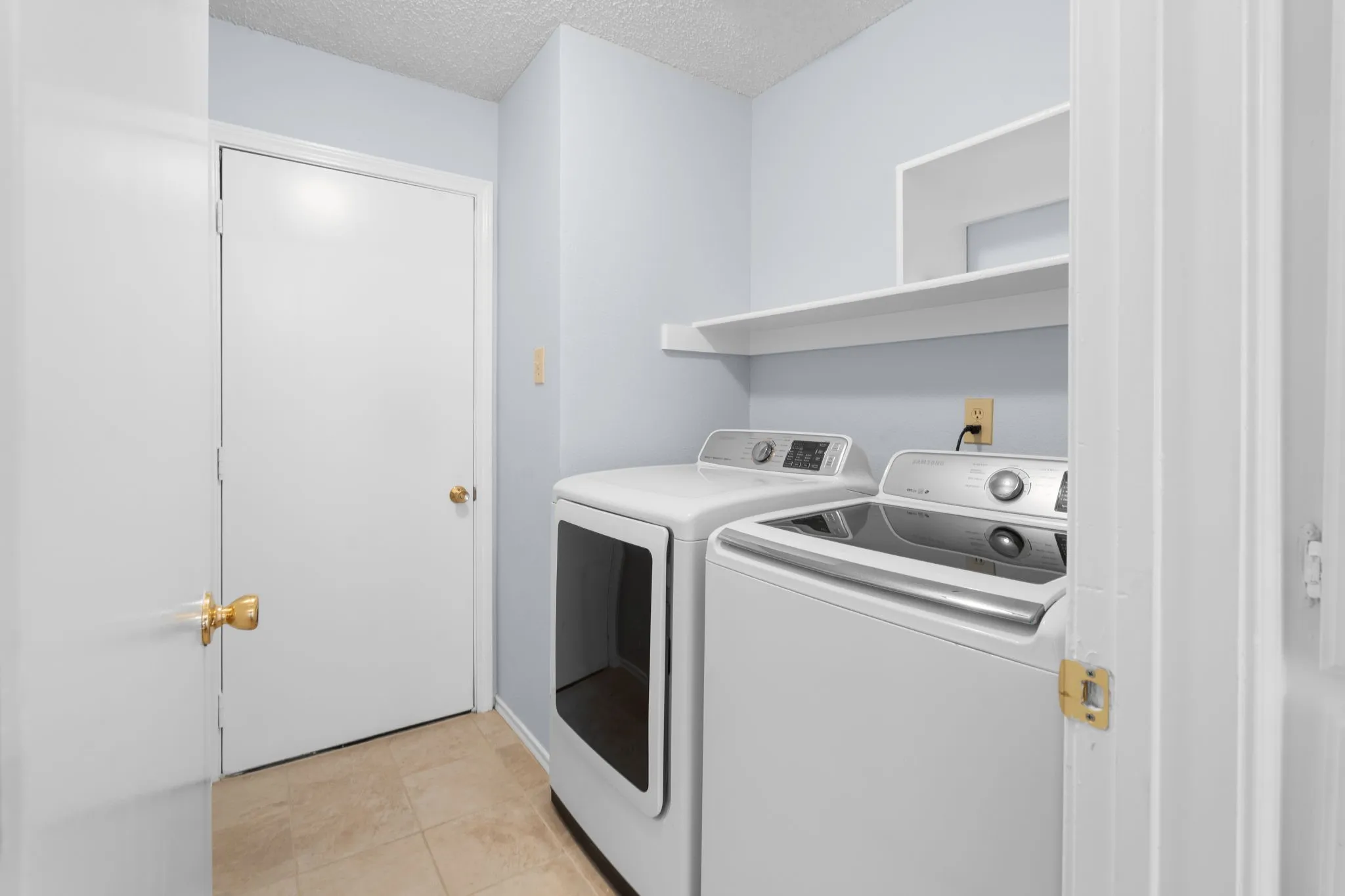 Single Family Residence For Sale in Dallas County , 2420 Oakcrest Drive, Garland, Texas 75044, 3 Bedroom, 2 Bathroom, 2 Garage spaces, 1,574 Sqft, built in 1987, mls#21371259, Real Estate Agent in Garland, Homes For Sale in Dallas county, Homes For Sale in Garland, Realtor in Garland Texas, Real Estate Brokerage Independent Realty Texas, Luminita Cordes Realtor
