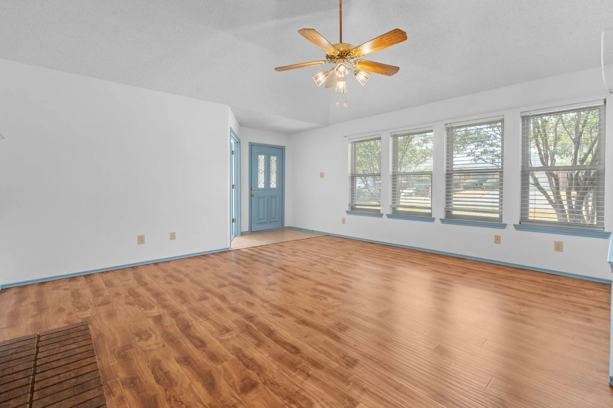 Single Family Residence For Sale in Dallas County , 2420 Oakcrest Drive, Garland, Texas 75044, 3 Bedroom, 2 Bathroom, 2 Garage spaces, 1,574 Sqft, built in 1987, mls#21371259, Real Estate Agent in Garland, Homes For Sale in Dallas county, Homes For Sale in Garland, Realtor in Garland Texas, Real Estate Brokerage Independent Realty Texas, Luminita Cordes Realtor