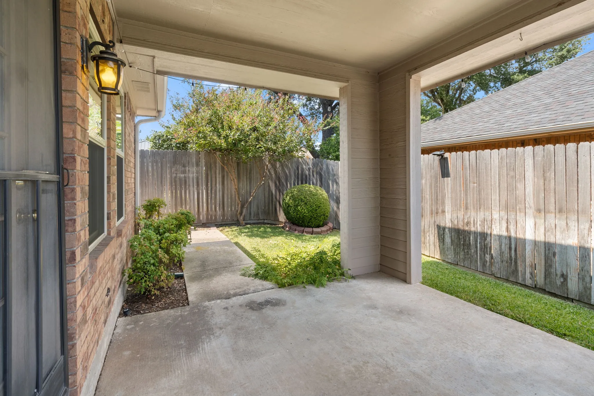 Single Family Residence For Sale in Dallas County , 2420 Oakcrest Drive, Garland, Texas 75044, 3 Bedroom, 2 Bathroom, 2 Garage spaces, 1,574 Sqft, built in 1987, mls#21371259, Real Estate Agent in Garland, Homes For Sale in Dallas county, Homes For Sale in Garland, Realtor in Garland Texas, Real Estate Brokerage Independent Realty Texas, Luminita Cordes Realtor