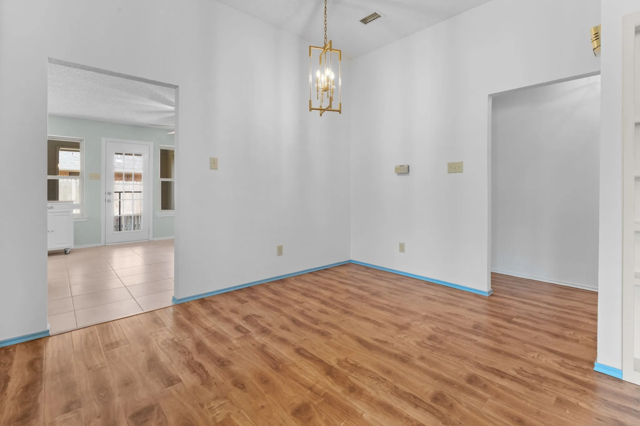Single Family Residence For Sale in Dallas County , 2420 Oakcrest Drive, Garland, Texas 75044, 3 Bedroom, 2 Bathroom, 2 Garage spaces, 1,574 Sqft, built in 1987, mls#21371259, Real Estate Agent in Garland, Homes For Sale in Dallas county, Homes For Sale in Garland, Realtor in Garland Texas, Real Estate Brokerage Independent Realty Texas, Luminita Cordes Realtor
