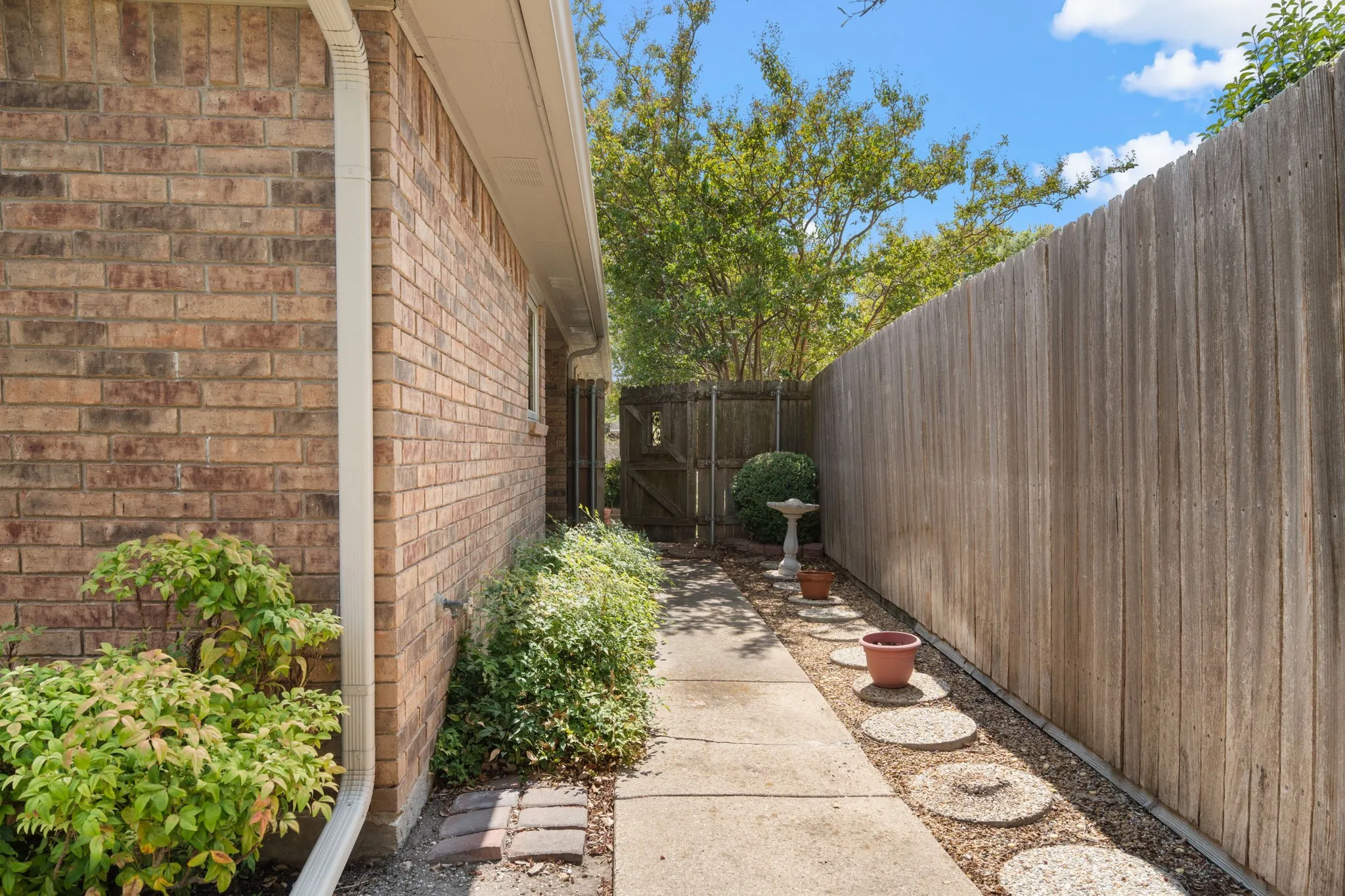Single Family Residence For Sale in Dallas County , 2420 Oakcrest Drive, Garland, Texas 75044, 3 Bedroom, 2 Bathroom, 2 Garage spaces, 1,574 Sqft, built in 1987, mls#21371259, Real Estate Agent in Garland, Homes For Sale in Dallas county, Homes For Sale in Garland, Realtor in Garland Texas, Real Estate Brokerage Independent Realty Texas, Luminita Cordes Realtor