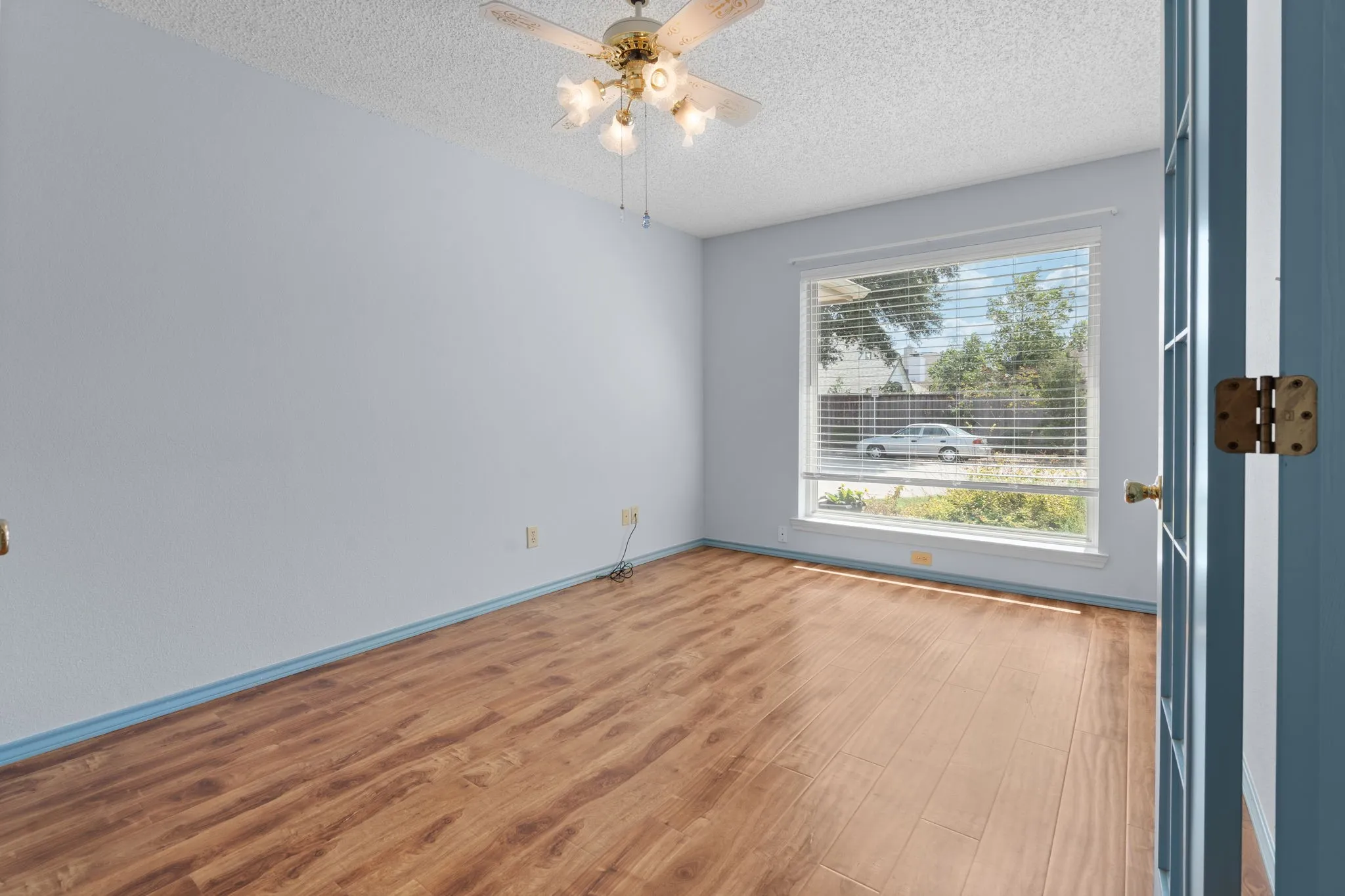 Single Family Residence For Sale in Dallas County , 2420 Oakcrest Drive, Garland, Texas 75044, 3 Bedroom, 2 Bathroom, 2 Garage spaces, 1,574 Sqft, built in 1987, mls#21371259, Real Estate Agent in Garland, Homes For Sale in Dallas county, Homes For Sale in Garland, Realtor in Garland Texas, Real Estate Brokerage Independent Realty Texas, Luminita Cordes Realtor