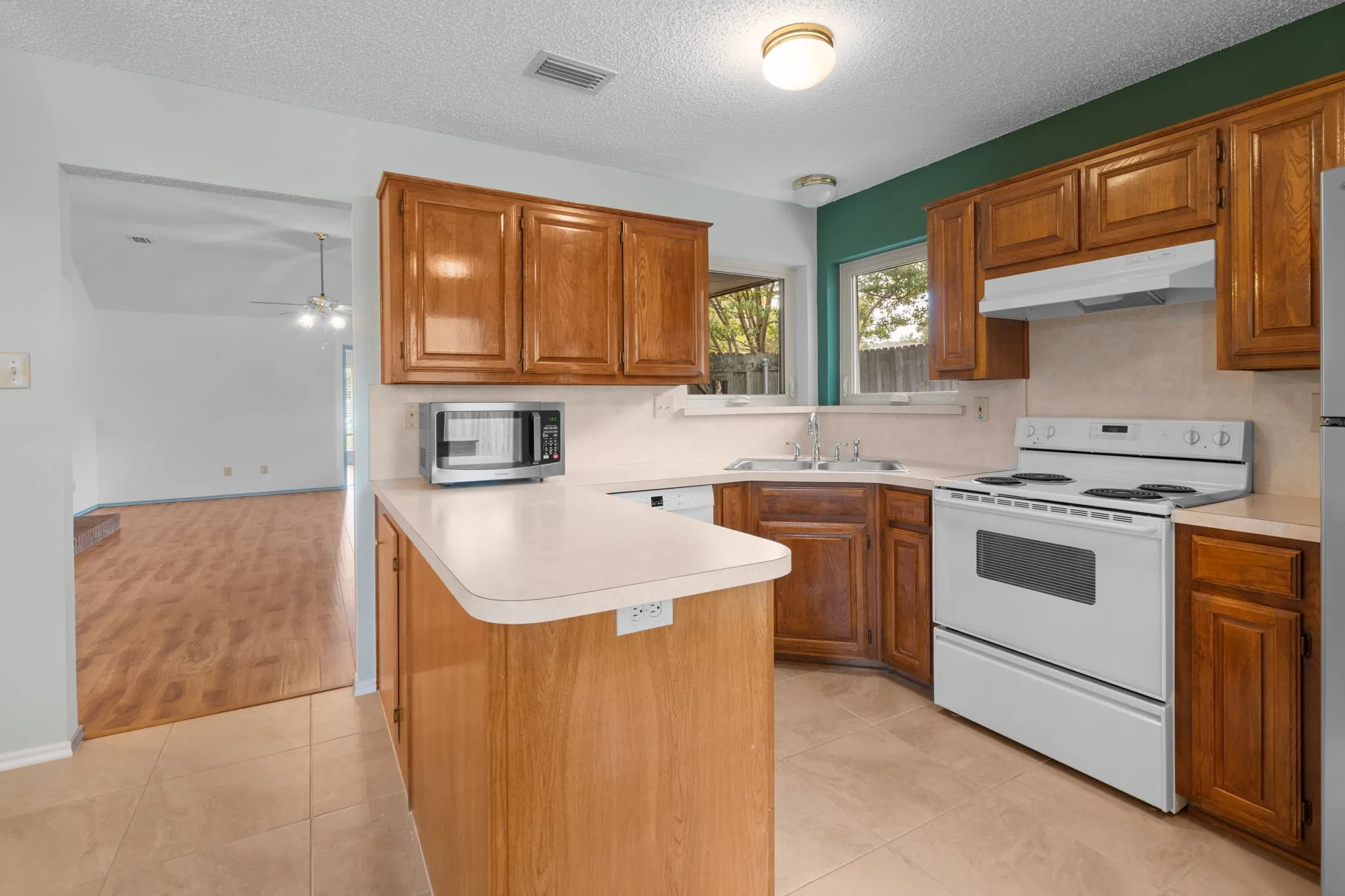 Single Family Residence For Sale in Dallas County , 2420 Oakcrest Drive, Garland, Texas 75044, 3 Bedroom, 2 Bathroom, 2 Garage spaces, 1,574 Sqft, built in 1987, mls#21371259, Real Estate Agent in Garland, Homes For Sale in Dallas county, Homes For Sale in Garland, Realtor in Garland Texas, Real Estate Brokerage Independent Realty Texas, Luminita Cordes Realtor
