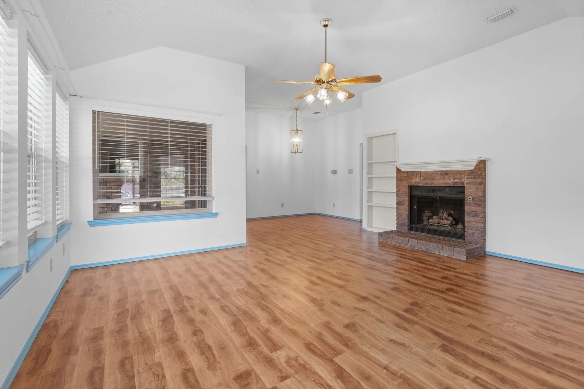 Single Family Residence For Sale in Dallas County , 2420 Oakcrest Drive, Garland, Texas 75044, 3 Bedroom, 2 Bathroom, 2 Garage spaces, 1,574 Sqft, built in 1987, mls#21371259, Real Estate Agent in Garland, Homes For Sale in Dallas county, Homes For Sale in Garland, Realtor in Garland Texas, Real Estate Brokerage Independent Realty Texas, Luminita Cordes Realtor