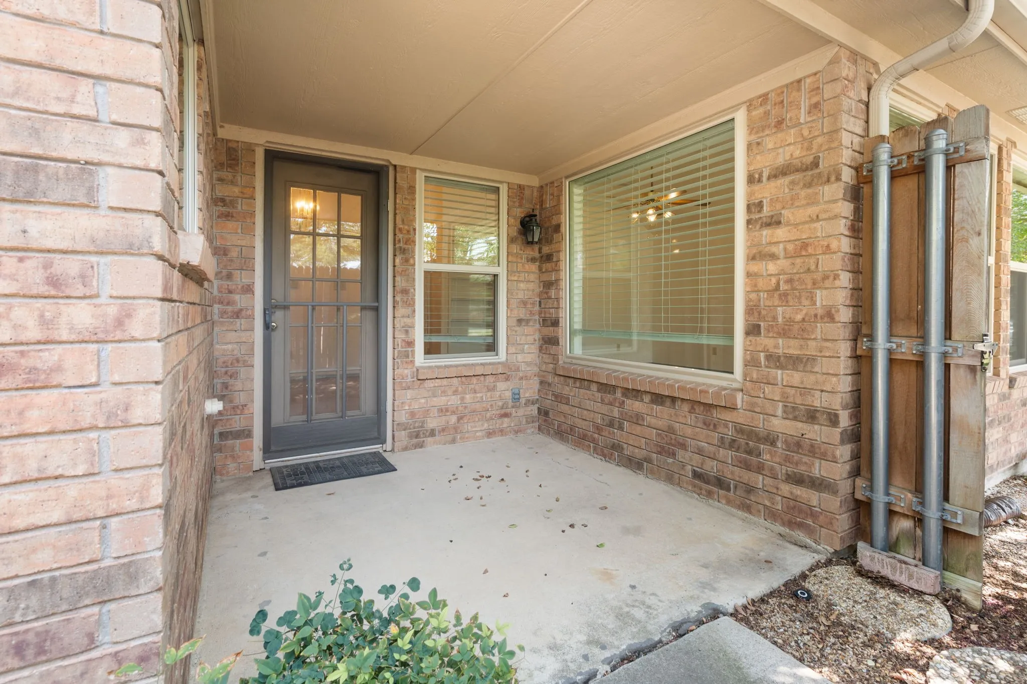 Single Family Residence For Sale in Dallas County , 2420 Oakcrest Drive, Garland, Texas 75044, 3 Bedroom, 2 Bathroom, 2 Garage spaces, 1,574 Sqft, built in 1987, mls#21371259, Real Estate Agent in Garland, Homes For Sale in Dallas county, Homes For Sale in Garland, Realtor in Garland Texas, Real Estate Brokerage Independent Realty Texas, Luminita Cordes Realtor