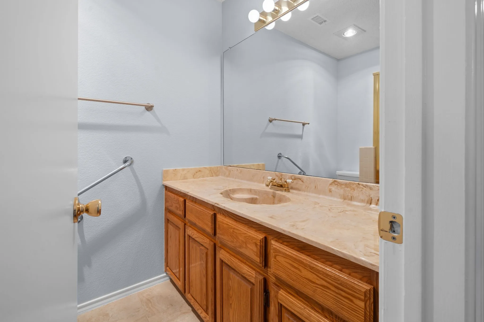 Single Family Residence For Sale in Dallas County , 2420 Oakcrest Drive, Garland, Texas 75044, 3 Bedroom, 2 Bathroom, 2 Garage spaces, 1,574 Sqft, built in 1987, mls#21371259, Real Estate Agent in Garland, Homes For Sale in Dallas county, Homes For Sale in Garland, Realtor in Garland Texas, Real Estate Brokerage Independent Realty Texas, Luminita Cordes Realtor