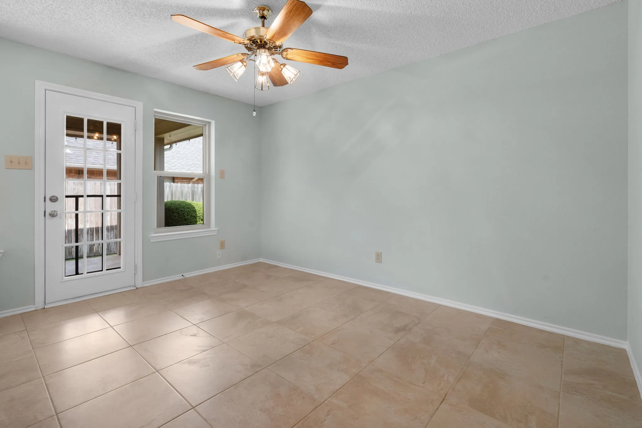 Single Family Residence For Sale in Dallas County , 2420 Oakcrest Drive, Garland, Texas 75044, 3 Bedroom, 2 Bathroom, 2 Garage spaces, 1,574 Sqft, built in 1987, mls#21371259, Real Estate Agent in Garland, Homes For Sale in Dallas county, Homes For Sale in Garland, Realtor in Garland Texas, Real Estate Brokerage Independent Realty Texas, Luminita Cordes Realtor