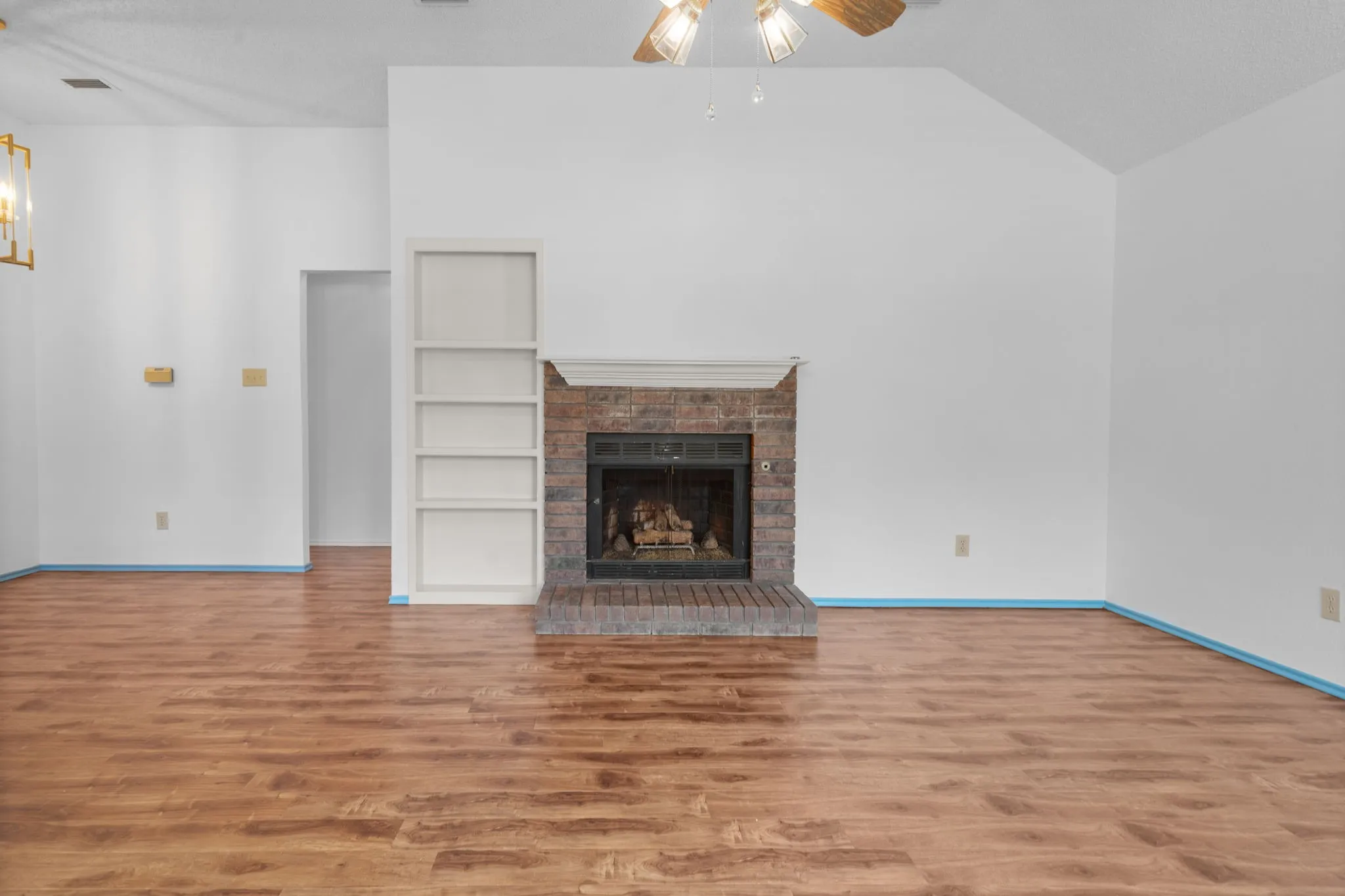 Single Family Residence For Sale in Dallas County , 2420 Oakcrest Drive, Garland, Texas 75044, 3 Bedroom, 2 Bathroom, 2 Garage spaces, 1,574 Sqft, built in 1987, mls#21371259, Real Estate Agent in Garland, Homes For Sale in Dallas county, Homes For Sale in Garland, Realtor in Garland Texas, Real Estate Brokerage Independent Realty Texas, Luminita Cordes Realtor