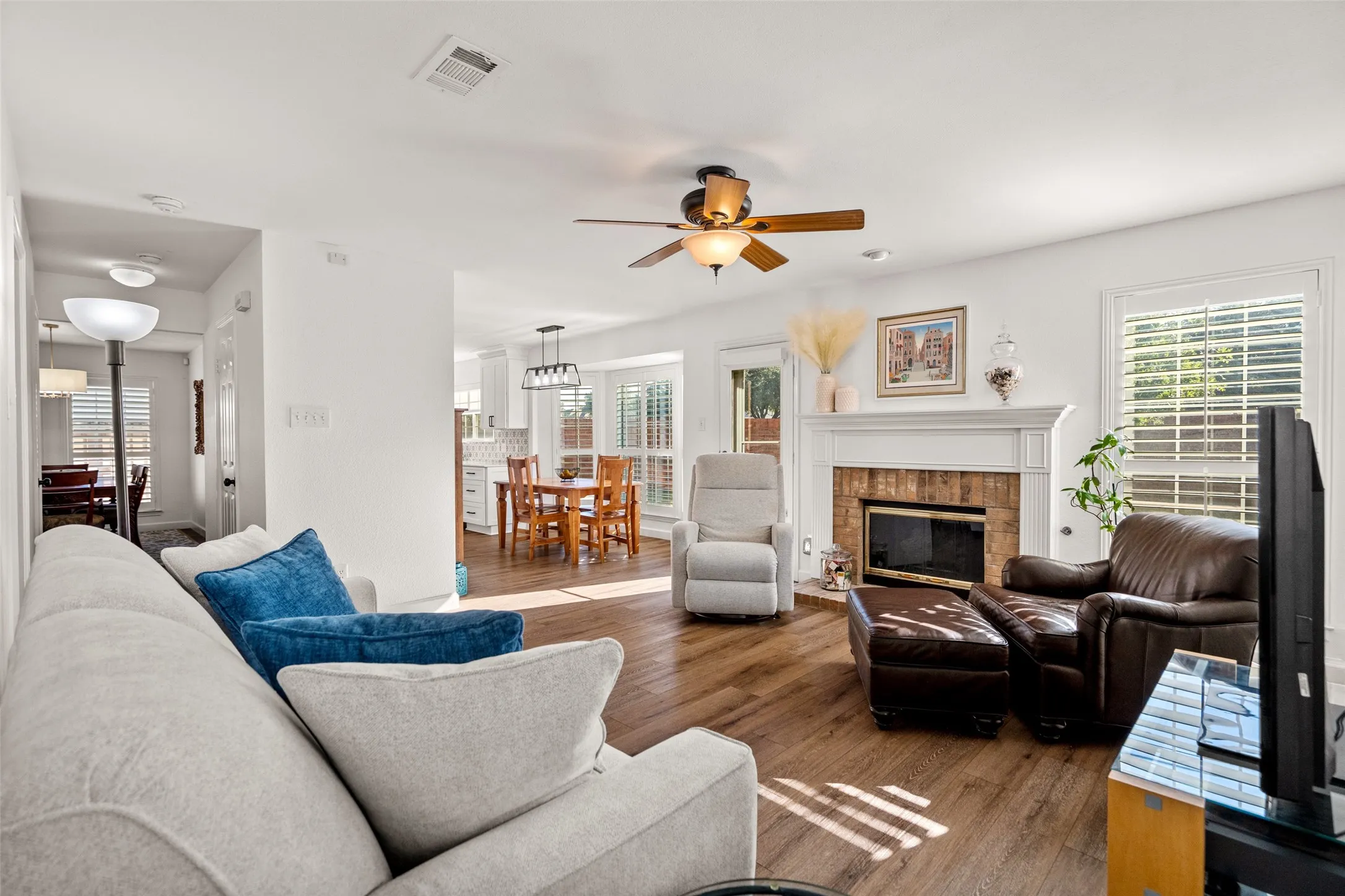 Single Family Residence For Sale in Collin County , 8120 Tavaros Drive, Plano, Texas 75024, 3 Bedroom, 3 Bathroom, 2 Garage spaces, 2,154 Sqft, built in 1992, mls#21372786, Real Estate Agent in Plano, Homes For Sale in Collin county, Homes For Sale in Plano, Realtor in Plano Texas, Real Estate Brokerage Independent Realty Texas, Luminita Cordes Realtor