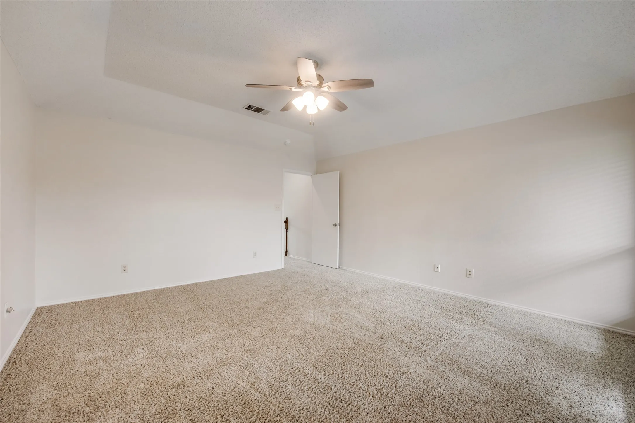 Townhouse For Rent in Tarrant County , 510 Norwood Place 9, Arlington, Texas 76013, 2 Bedroom, 3 Bathroom, 1 Garage spaces, 1,517 Sqft, built in 1984, mls#21383354, Real Estate Agent in Arlington, Homes For Rent in Tarrant county, Homes For Rent in Arlington, Realtor in Arlington Texas, Real Estate Brokerage Independent Realty Texas, Luminita Cordes Realtor