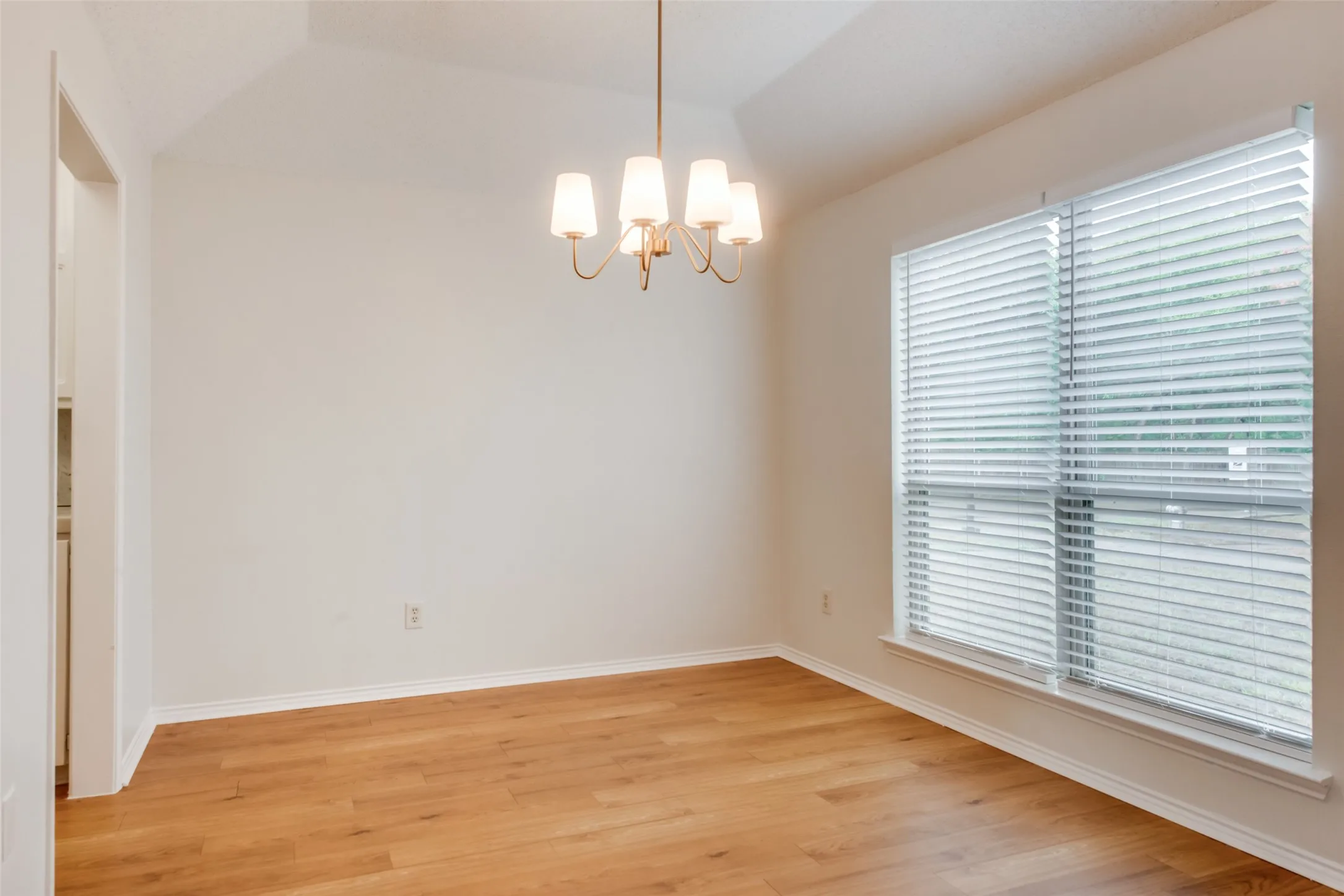 Townhouse For Rent in Tarrant County , 510 Norwood Place 9, Arlington, Texas 76013, 2 Bedroom, 3 Bathroom, 1 Garage spaces, 1,517 Sqft, built in 1984, mls#21383354, Real Estate Agent in Arlington, Homes For Rent in Tarrant county, Homes For Rent in Arlington, Realtor in Arlington Texas, Real Estate Brokerage Independent Realty Texas, Luminita Cordes Realtor