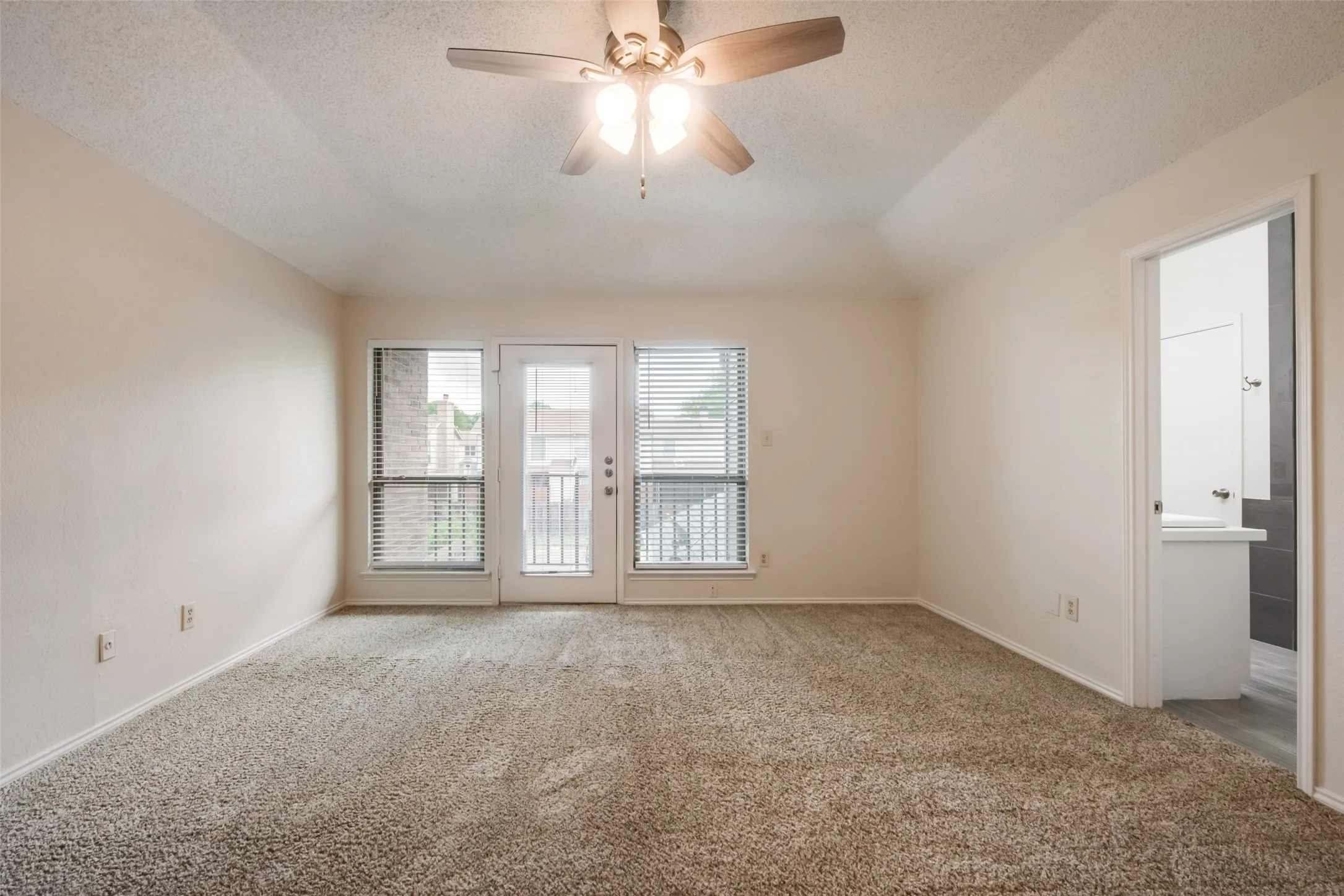 Townhouse For Rent in Tarrant County , 510 Norwood Place 9, Arlington, Texas 76013, 2 Bedroom, 3 Bathroom, 1 Garage spaces, 1,517 Sqft, built in 1984, mls#21383354, Real Estate Agent in Arlington, Homes For Rent in Tarrant county, Homes For Rent in Arlington, Realtor in Arlington Texas, Real Estate Brokerage Independent Realty Texas, Luminita Cordes Realtor