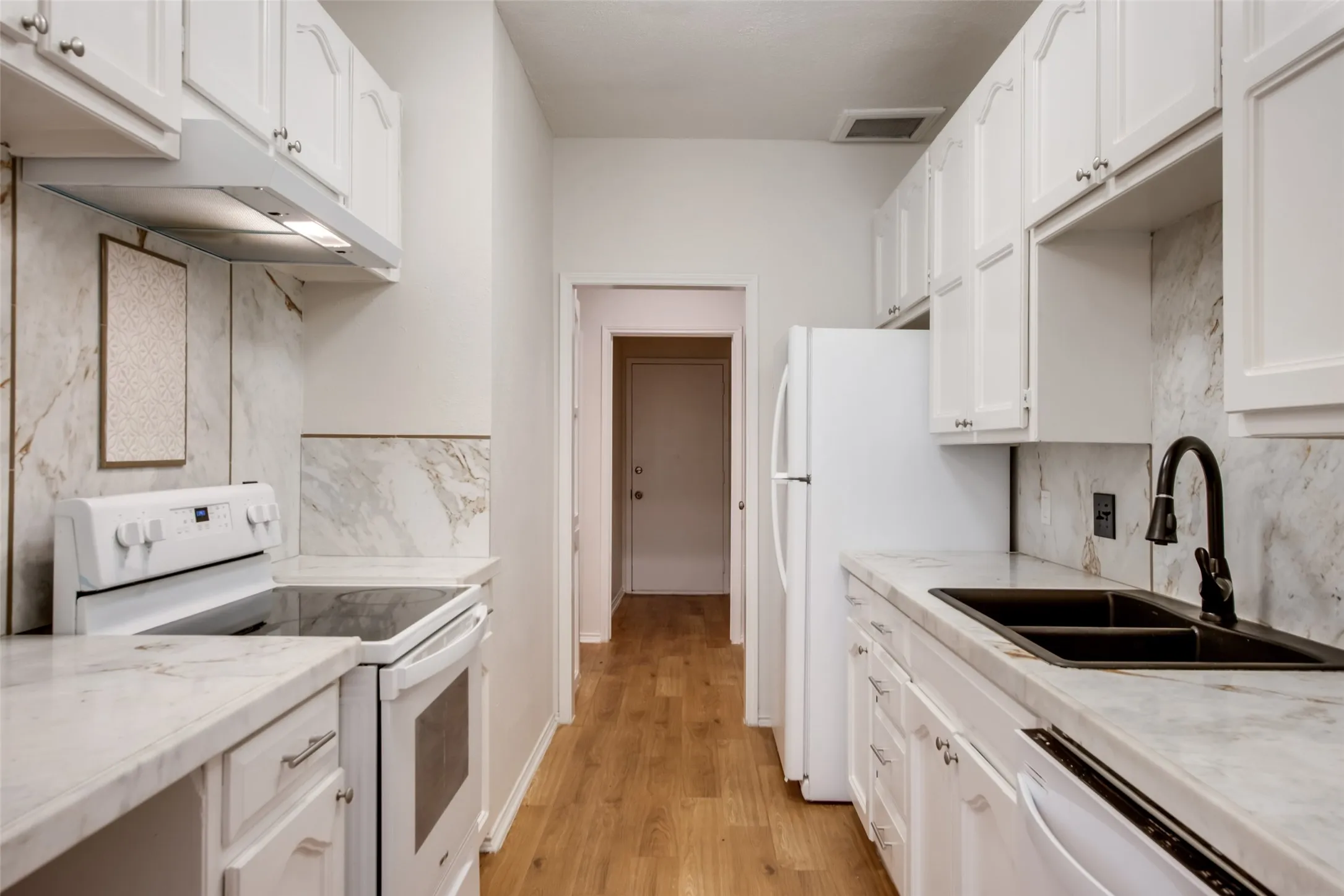 Townhouse For Rent in Tarrant County , 510 Norwood Place 9, Arlington, Texas 76013, 2 Bedroom, 3 Bathroom, 1 Garage spaces, 1,517 Sqft, built in 1984, mls#21383354, Real Estate Agent in Arlington, Homes For Rent in Tarrant county, Homes For Rent in Arlington, Realtor in Arlington Texas, Real Estate Brokerage Independent Realty Texas, Luminita Cordes Realtor
