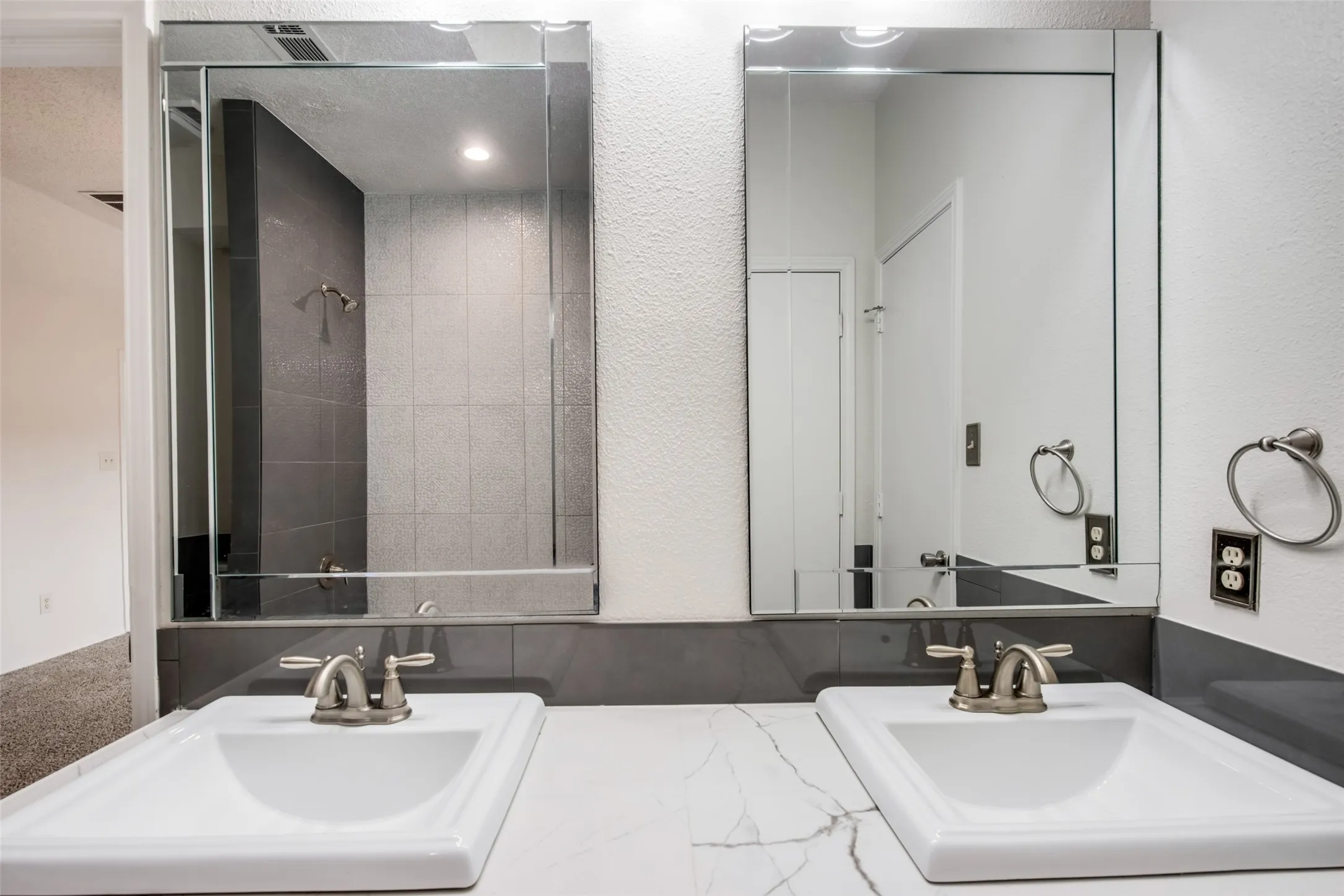 Townhouse For Rent in Tarrant County , 510 Norwood Place 9, Arlington, Texas 76013, 2 Bedroom, 3 Bathroom, 1 Garage spaces, 1,517 Sqft, built in 1984, mls#21383354, Real Estate Agent in Arlington, Homes For Rent in Tarrant county, Homes For Rent in Arlington, Realtor in Arlington Texas, Real Estate Brokerage Independent Realty Texas, Luminita Cordes Realtor