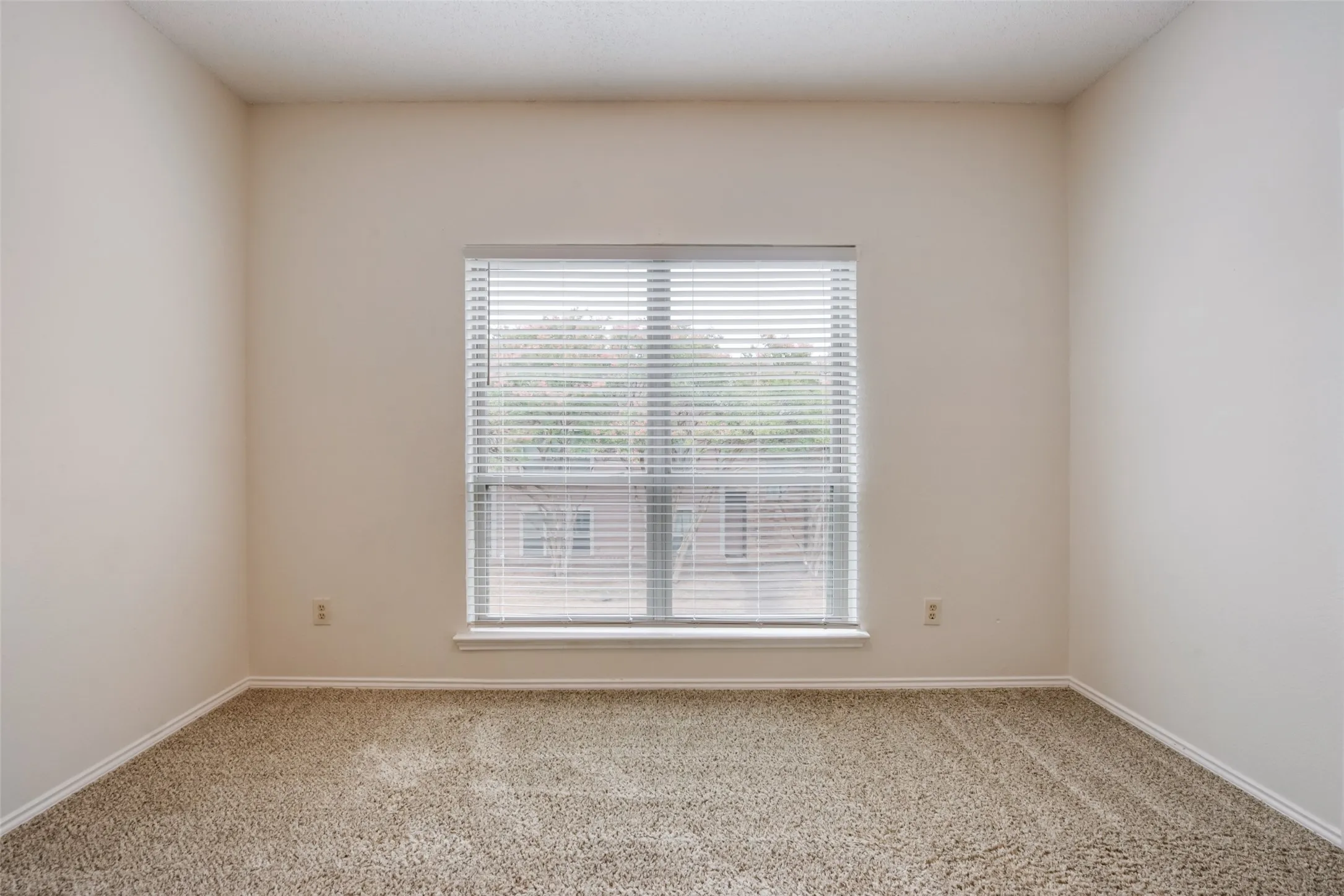 Townhouse For Rent in Tarrant County , 510 Norwood Place 9, Arlington, Texas 76013, 2 Bedroom, 3 Bathroom, 1 Garage spaces, 1,517 Sqft, built in 1984, mls#21383354, Real Estate Agent in Arlington, Homes For Rent in Tarrant county, Homes For Rent in Arlington, Realtor in Arlington Texas, Real Estate Brokerage Independent Realty Texas, Luminita Cordes Realtor