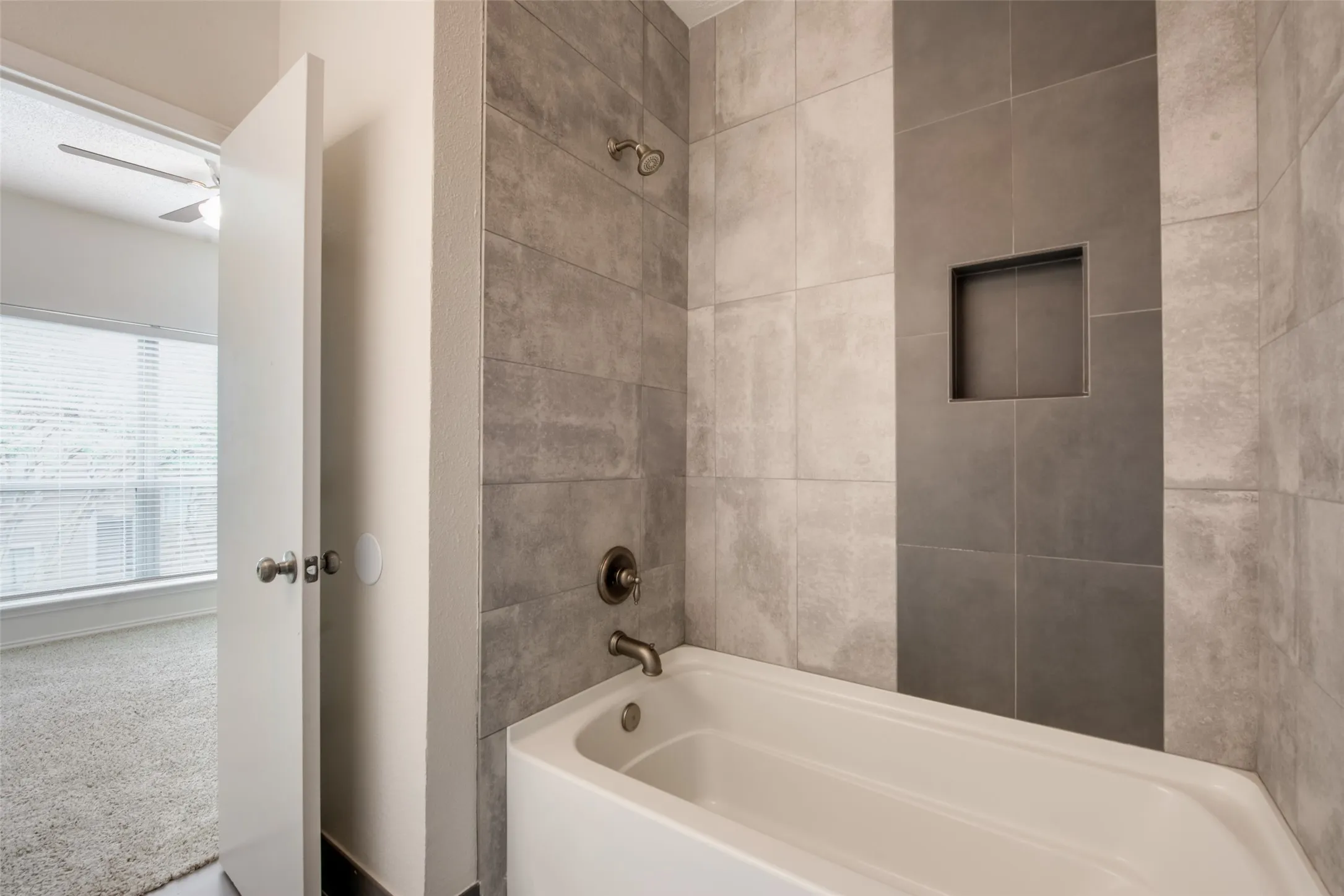 Townhouse For Rent in Tarrant County , 510 Norwood Place 9, Arlington, Texas 76013, 2 Bedroom, 3 Bathroom, 1 Garage spaces, 1,517 Sqft, built in 1984, mls#21383354, Real Estate Agent in Arlington, Homes For Rent in Tarrant county, Homes For Rent in Arlington, Realtor in Arlington Texas, Real Estate Brokerage Independent Realty Texas, Luminita Cordes Realtor