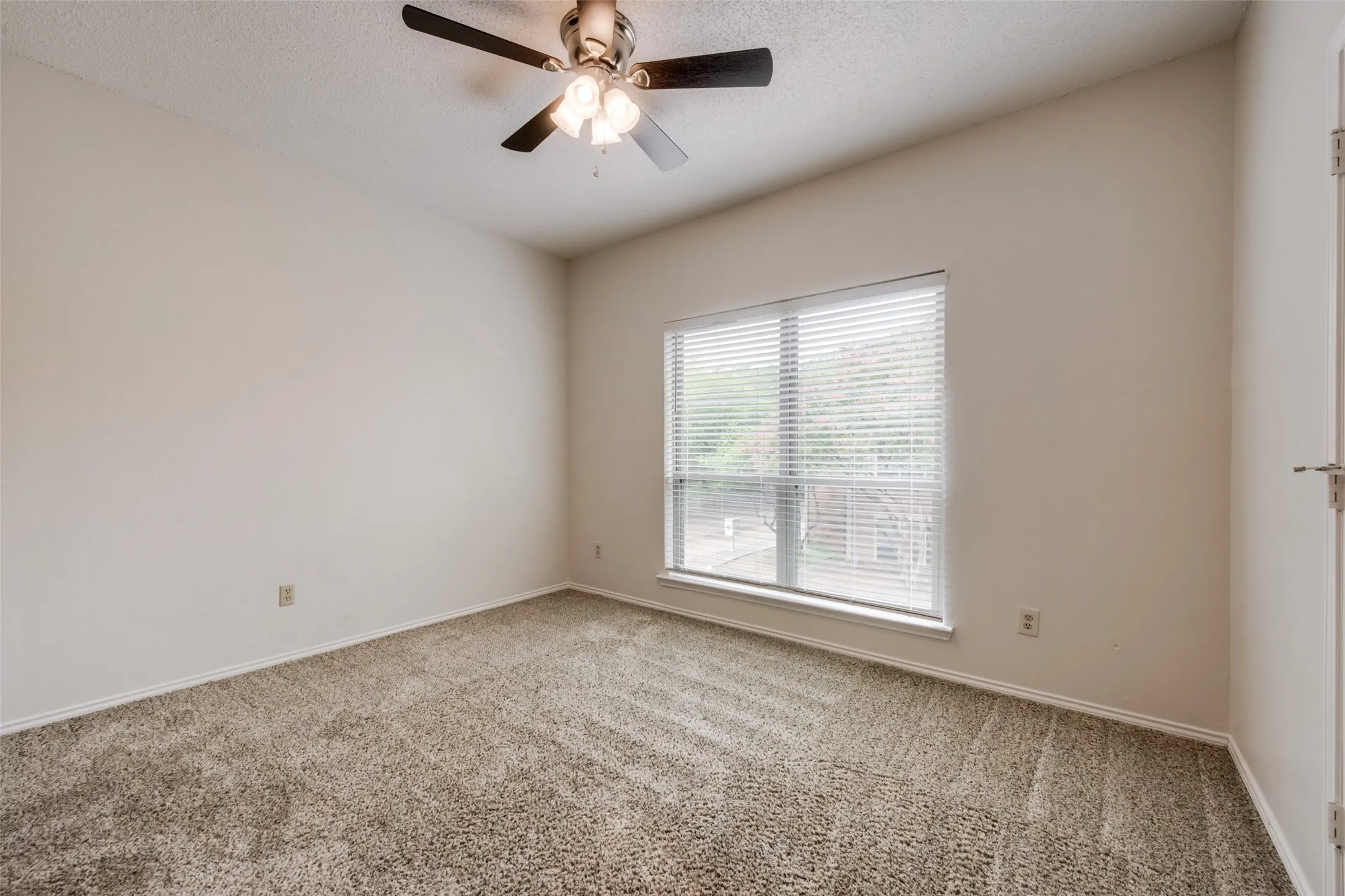Townhouse For Rent in Tarrant County , 510 Norwood Place 9, Arlington, Texas 76013, 2 Bedroom, 3 Bathroom, 1 Garage spaces, 1,517 Sqft, built in 1984, mls#21383354, Real Estate Agent in Arlington, Homes For Rent in Tarrant county, Homes For Rent in Arlington, Realtor in Arlington Texas, Real Estate Brokerage Independent Realty Texas, Luminita Cordes Realtor