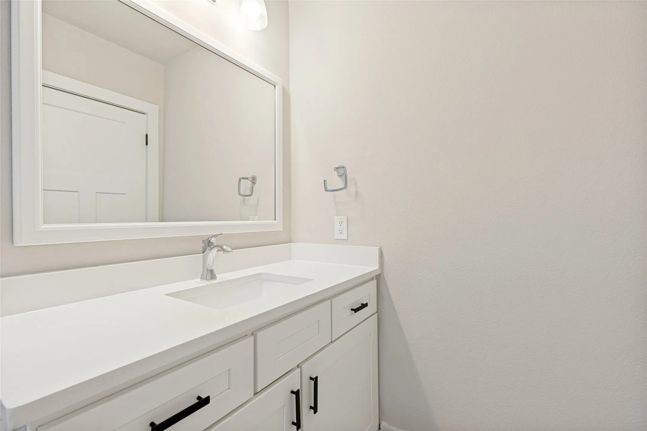 Single Family Residence For Sale in Dallas County , 619 N Oak Cliff Boulevard, Dallas, Texas 75208, 3 Bedroom, 2 Bathroom, 1 Garage spaces, 1,471 Sqft, built in 1940, mls#21383085, Real Estate Agent in Dallas, Homes For Sale in Dallas county, Homes For Sale in Dallas, Realtor in Dallas Texas, Real Estate Brokerage Independent Realty Texas, Luminita Cordes Realtor