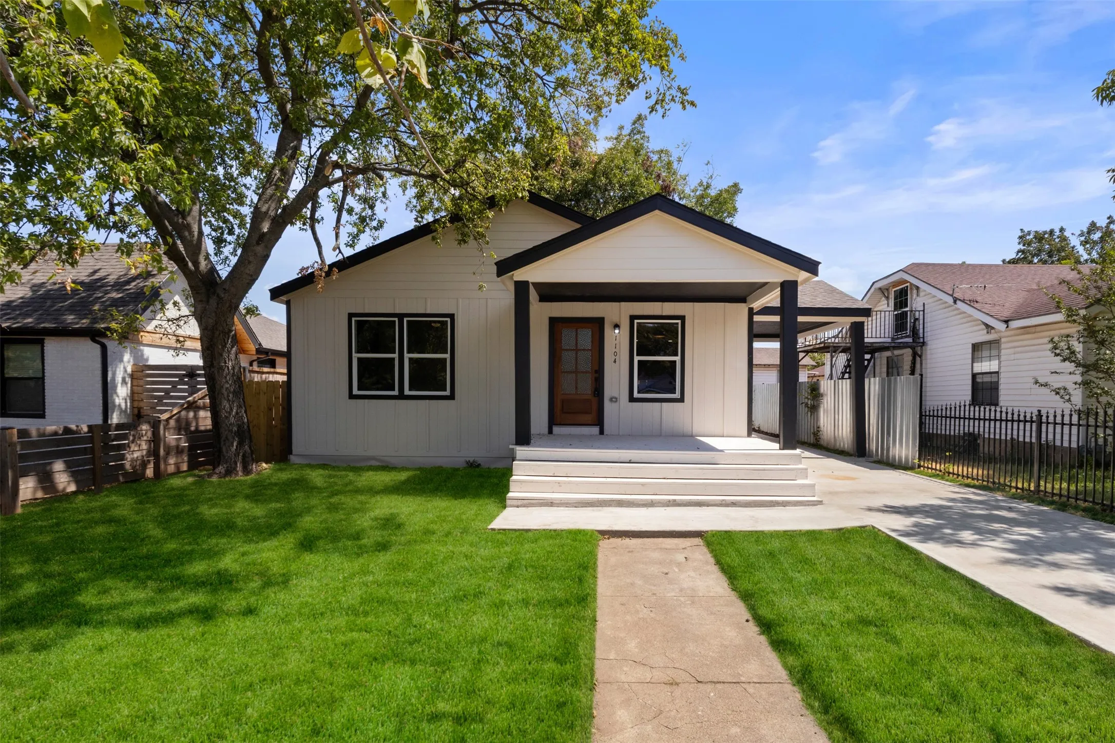Single Family Residence For Sale in Dallas County , 1104 S Brighton Avenue, Dallas, Texas 75208, 5 Bedroom, 3 Bathroom, Garage spaces, 1,939 Sqft, built in 1925, mls#21322604, Real Estate Agent in Dallas, Homes For Sale in Dallas county, Homes For Sale in Dallas, Realtor in Dallas Texas, Real Estate Brokerage Independent Realty Texas, Luminita Cordes Realtor