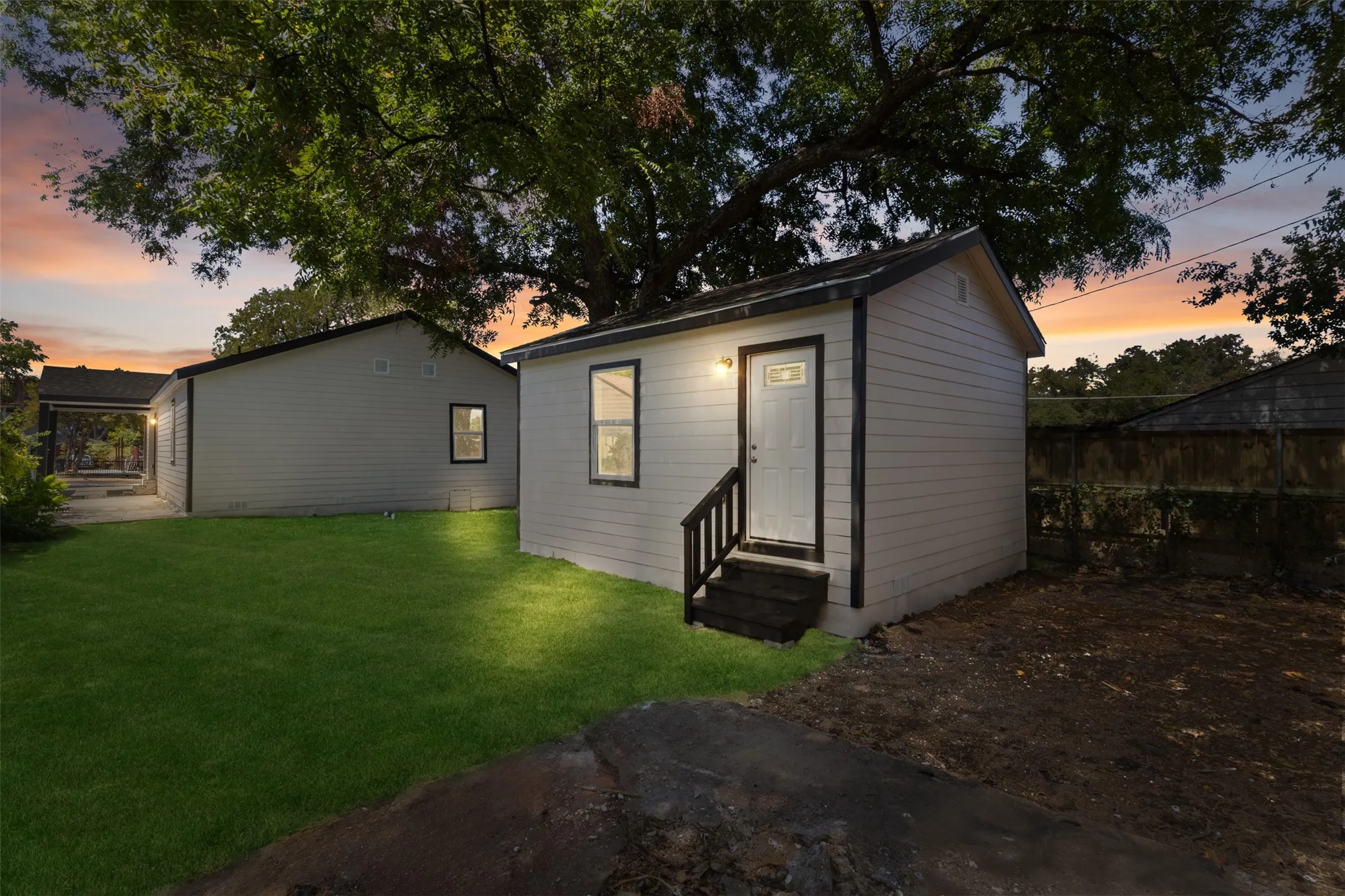 Single Family Residence For Sale in Dallas County , 1104 S Brighton Avenue, Dallas, Texas 75208, 5 Bedroom, 3 Bathroom, Garage spaces, 1,939 Sqft, built in 1925, mls#21322604, Real Estate Agent in Dallas, Homes For Sale in Dallas county, Homes For Sale in Dallas, Realtor in Dallas Texas, Real Estate Brokerage Independent Realty Texas, Luminita Cordes Realtor